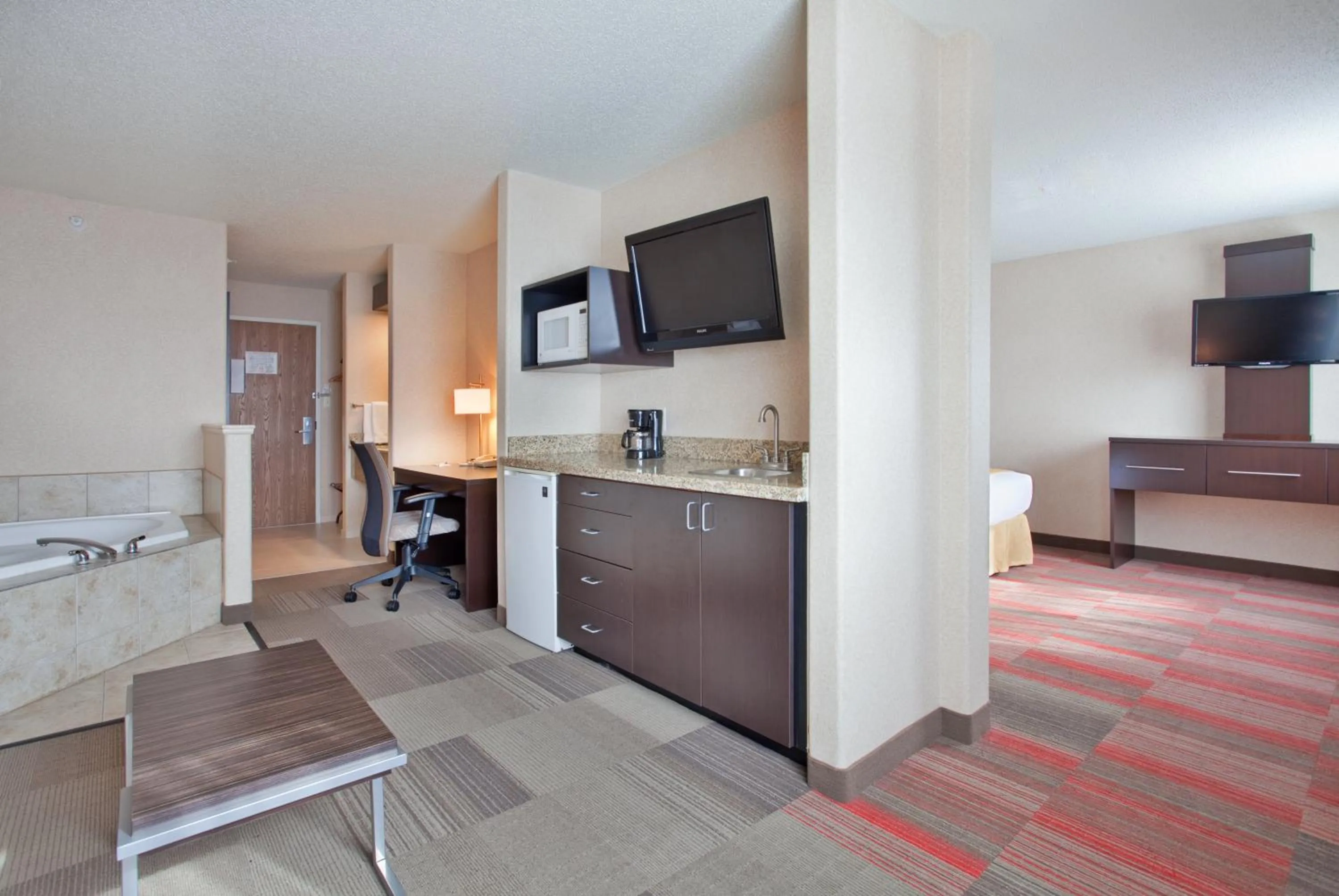 Bedroom, Bed in Holiday Inn Express Hotel & Suites Beatrice by IHG