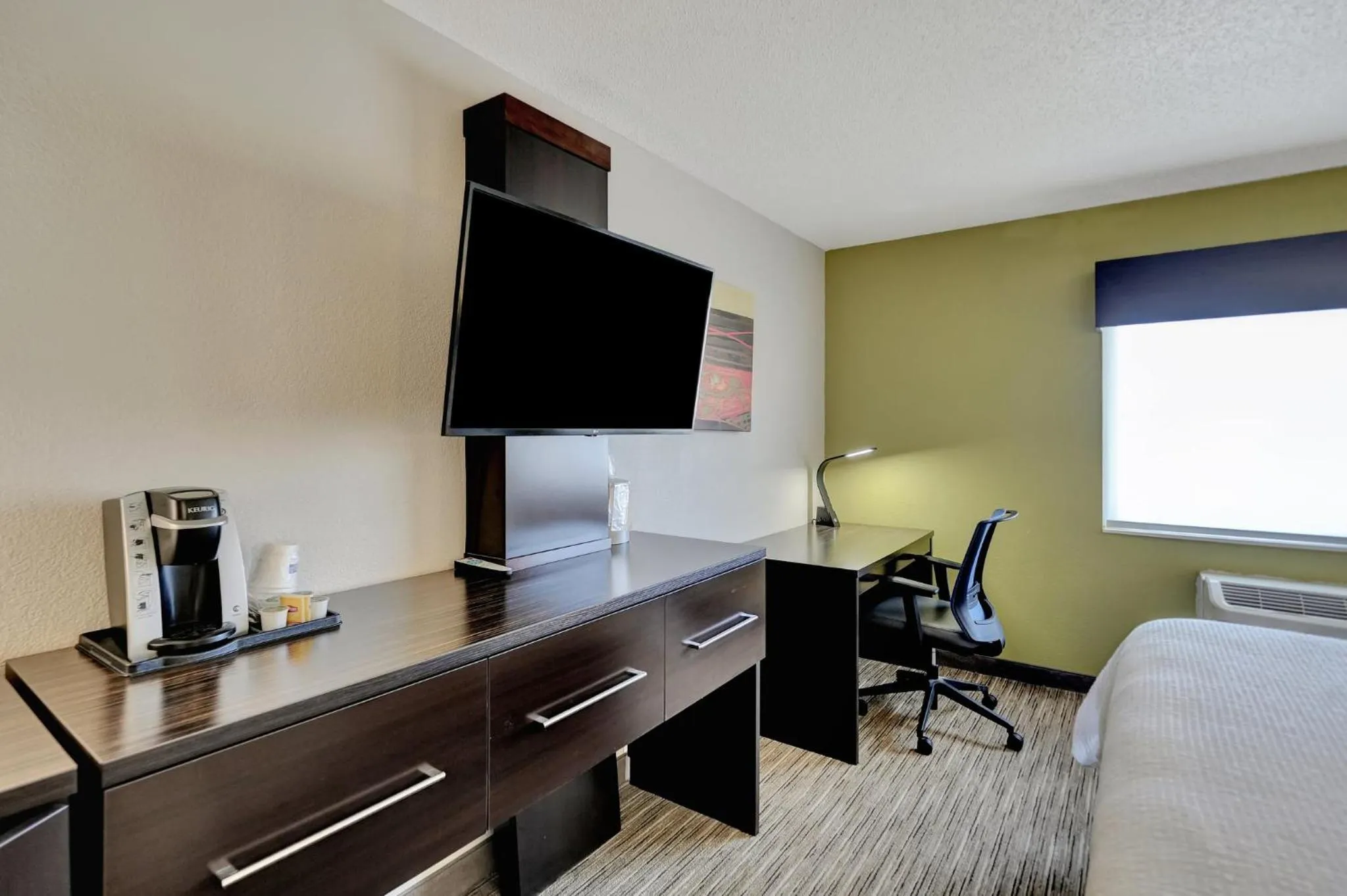 Photo of the whole room, Bed in Holiday Inn Express Hotel & Suites Beatrice by IHG