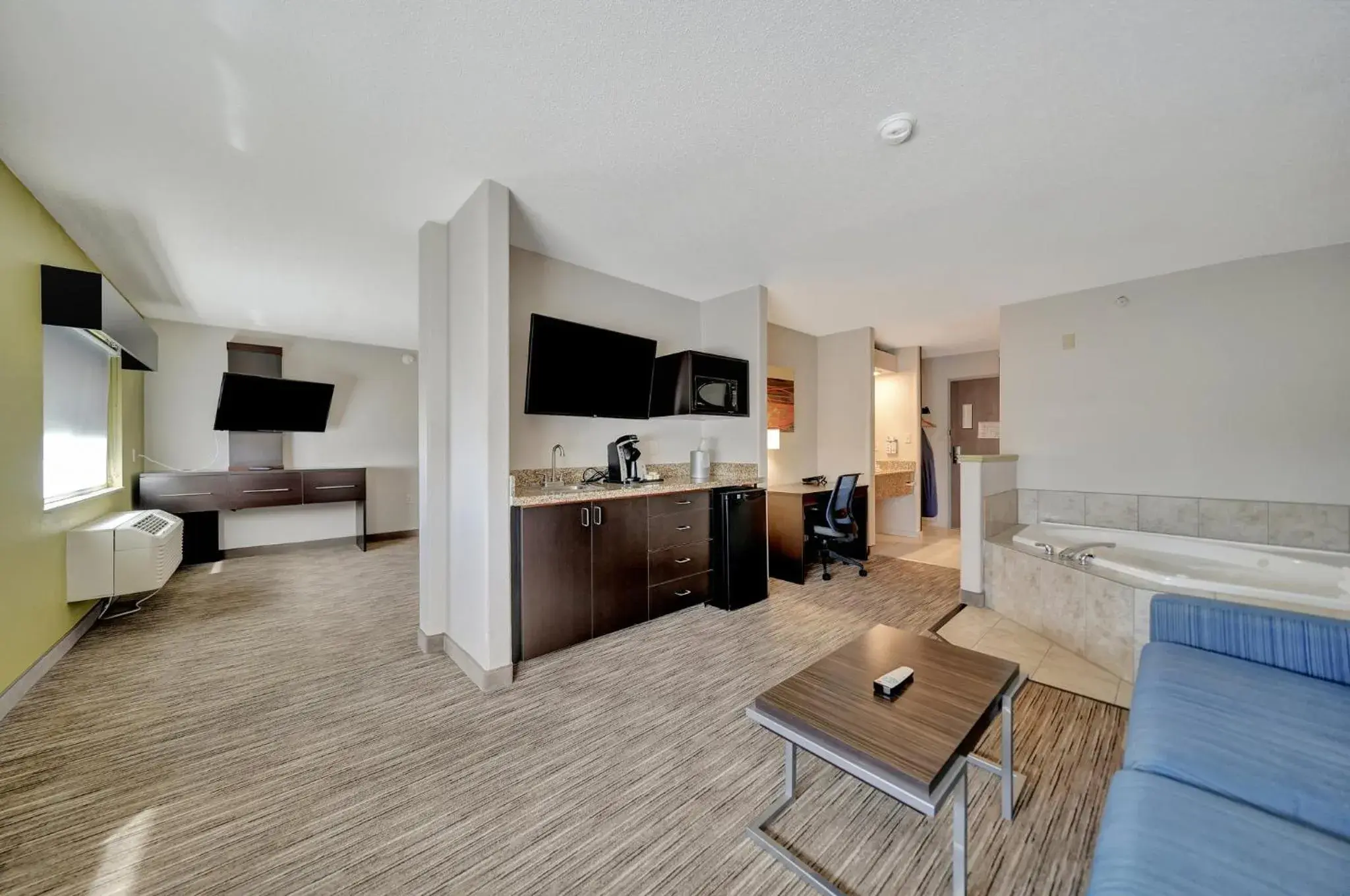 King Suite with Jetted Tub in Holiday Inn Express Hotel & Suites Beatrice by IHG King Suite with Jetted Tub in Holiday Inn Express Hotel & Suites Beatrice by IHG