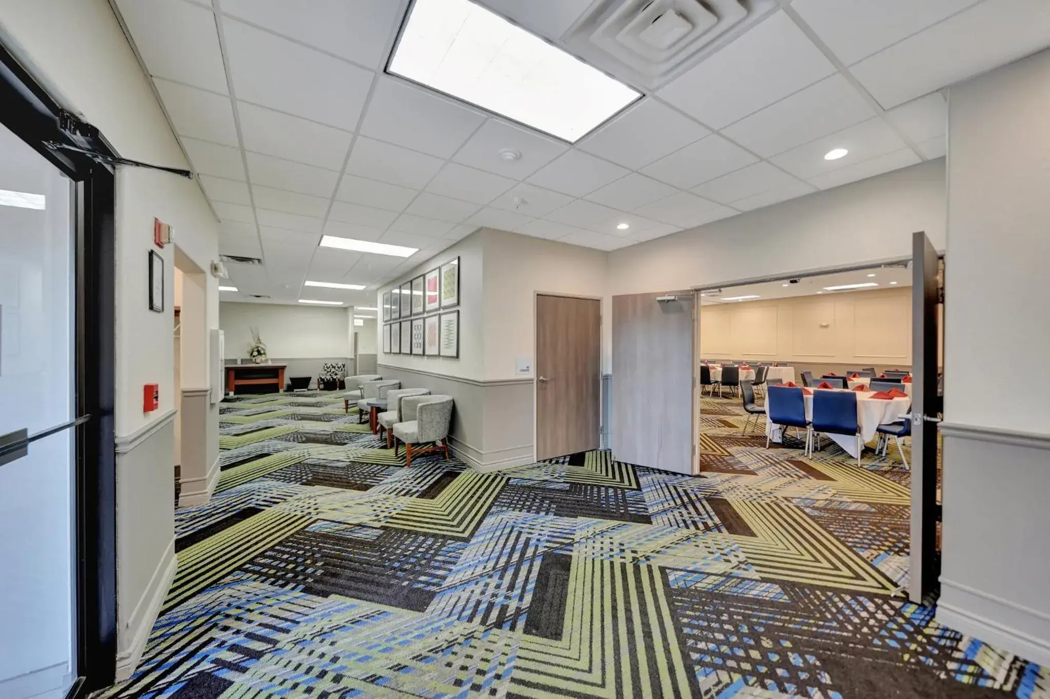 Meeting/conference room, Bed in Holiday Inn Express Hotel & Suites Beatrice by IHG Meeting/conference room, Bed in Holiday Inn Express Hotel & Suites Beatrice by IHG