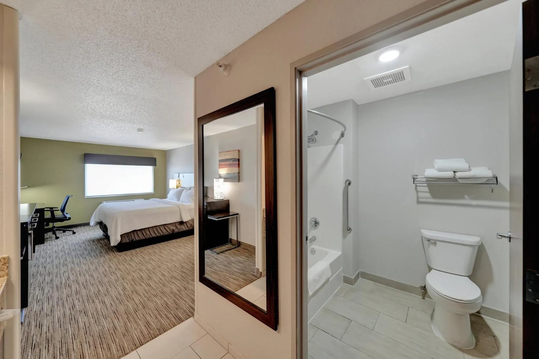 Photo of the whole room, Bed in Holiday Inn Express Hotel & Suites Beatrice by IHG