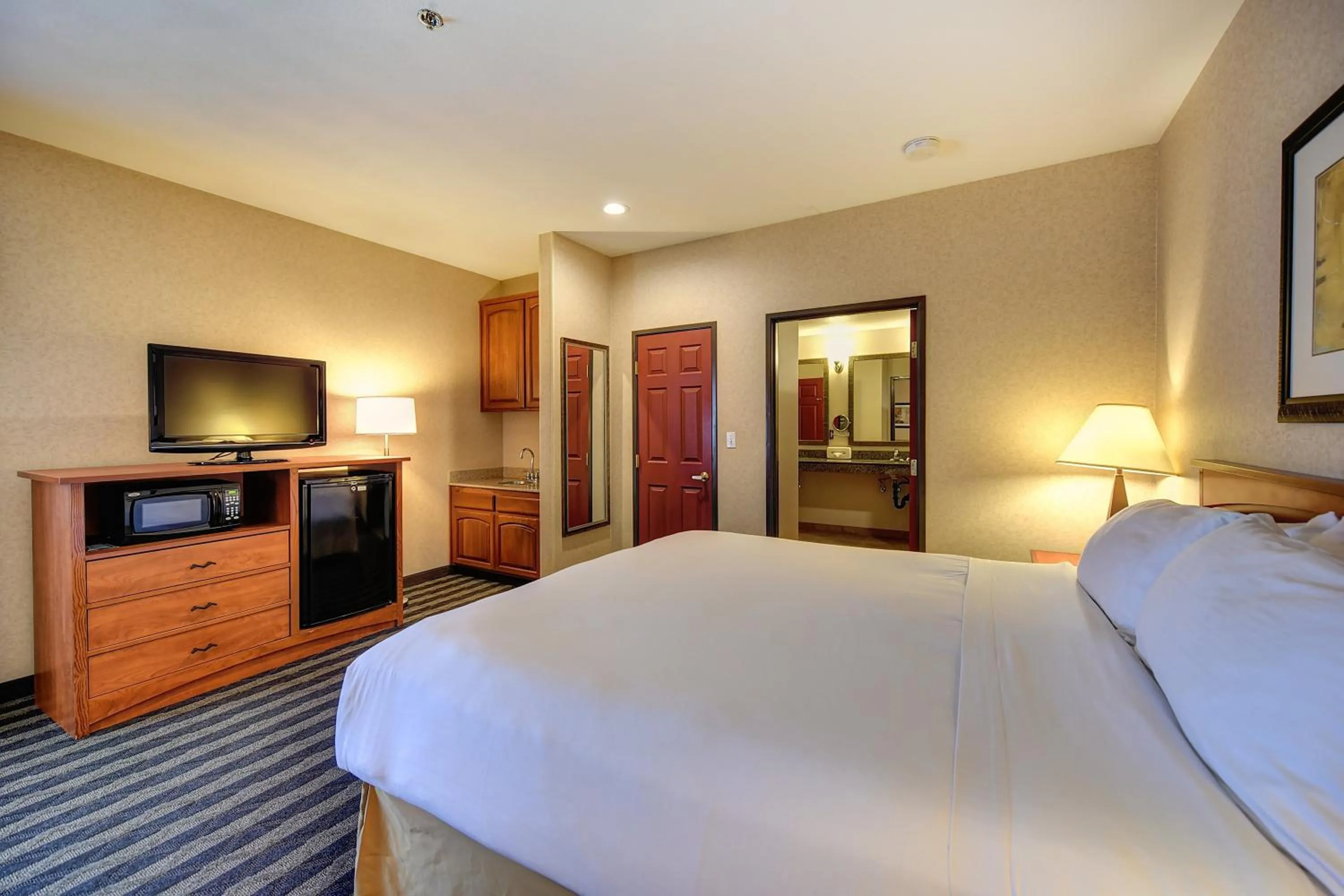 Photo of the whole room, Bed in Holiday Inn Express Hotel & Suites Manteca by IHG