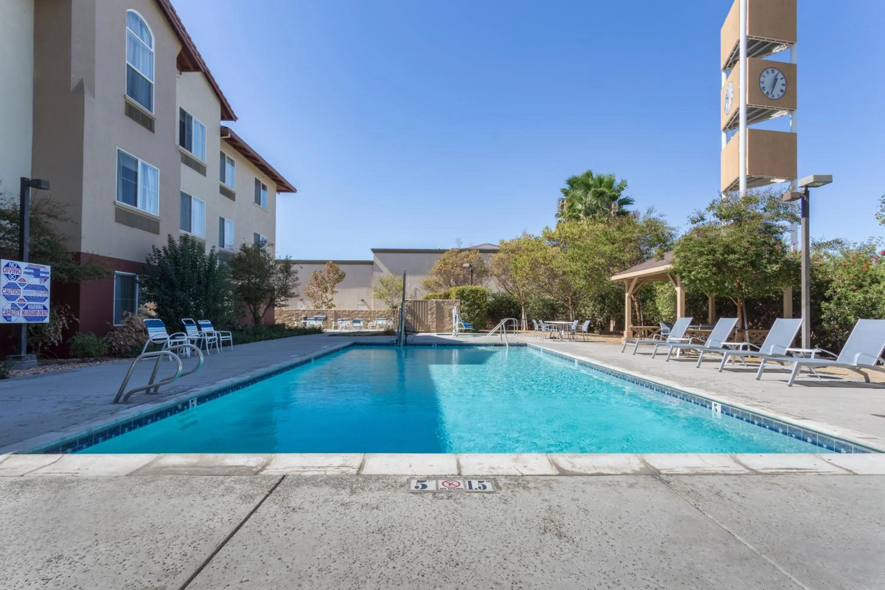 Swimming pool in Holiday Inn Express Hotel & Suites Manteca by IHG