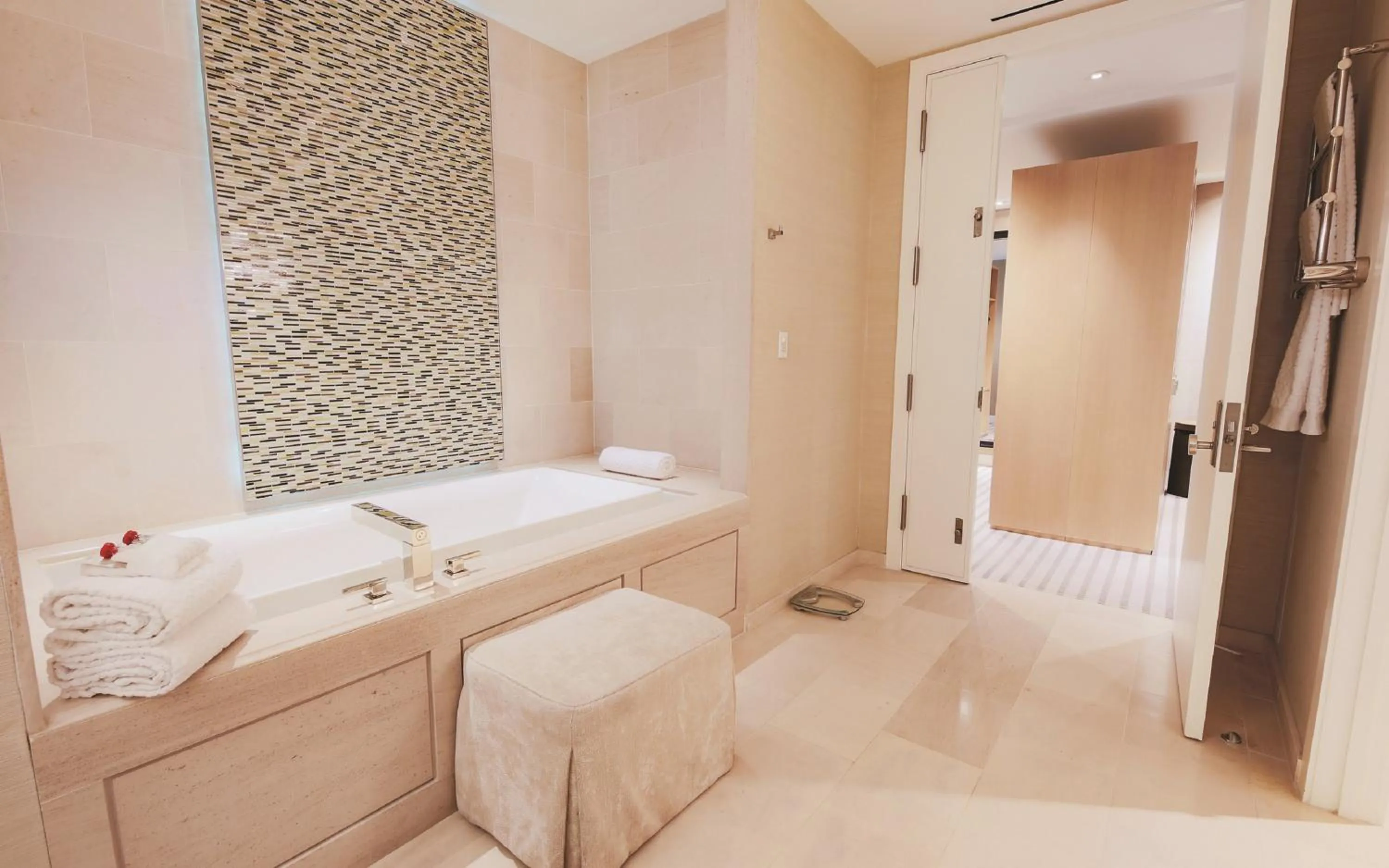 Bathroom, Bed in MGM Grand