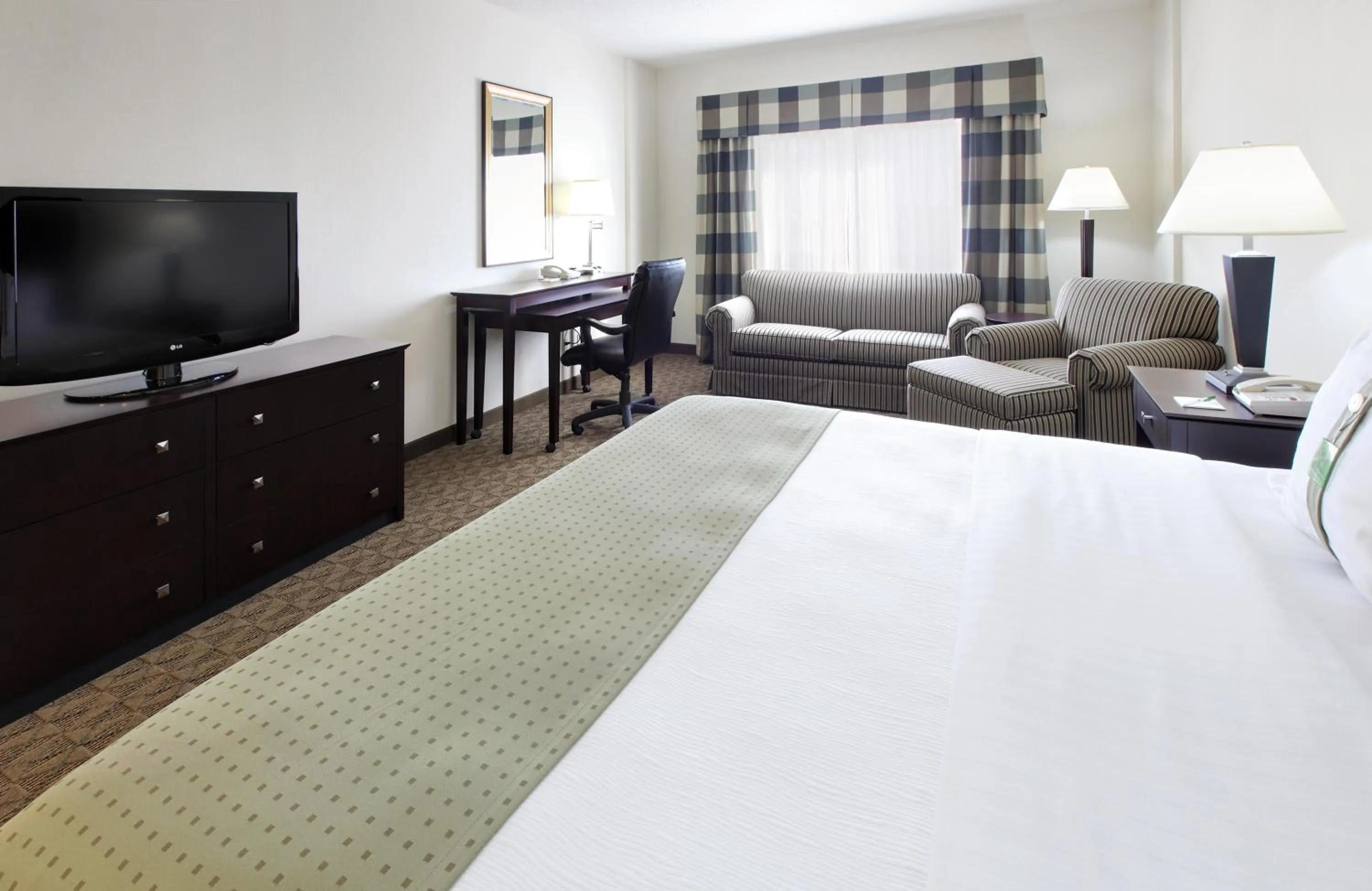 Photo of the whole room, Bed in Holiday Inn Springdale-Fayetteville Area by IHG