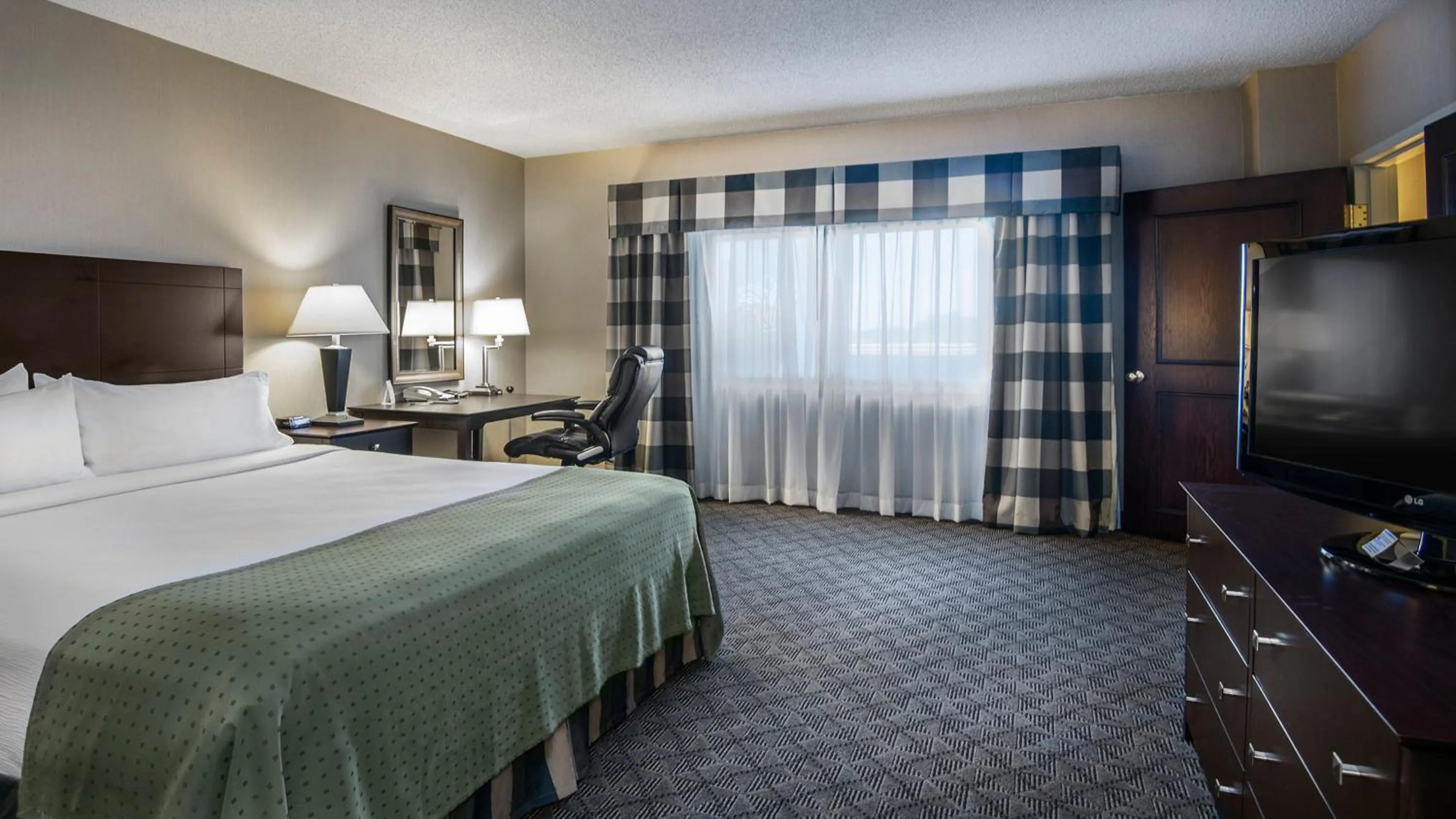 Photo of the whole room, Bed in Holiday Inn Springdale-Fayetteville Area by IHG