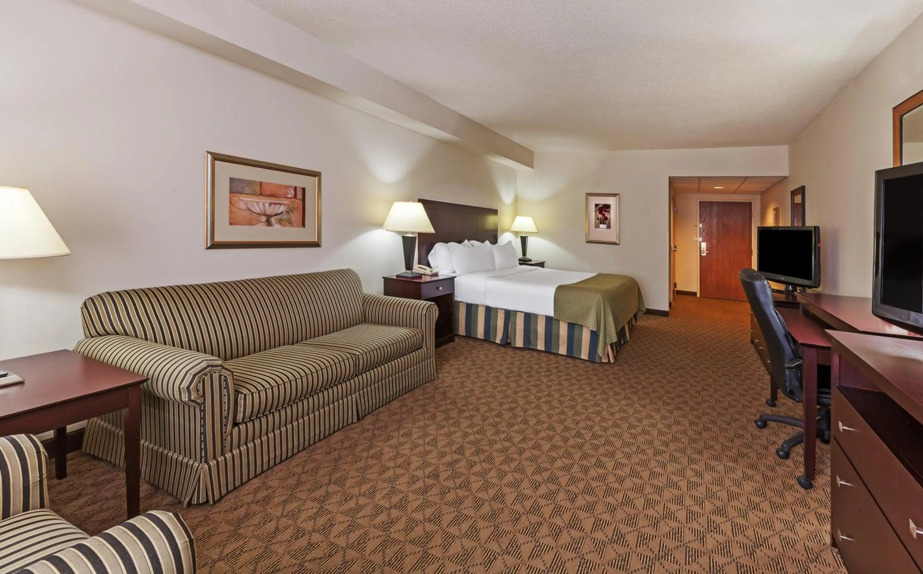 Photo of the whole room, Bed in Holiday Inn Springdale-Fayetteville Area by IHG