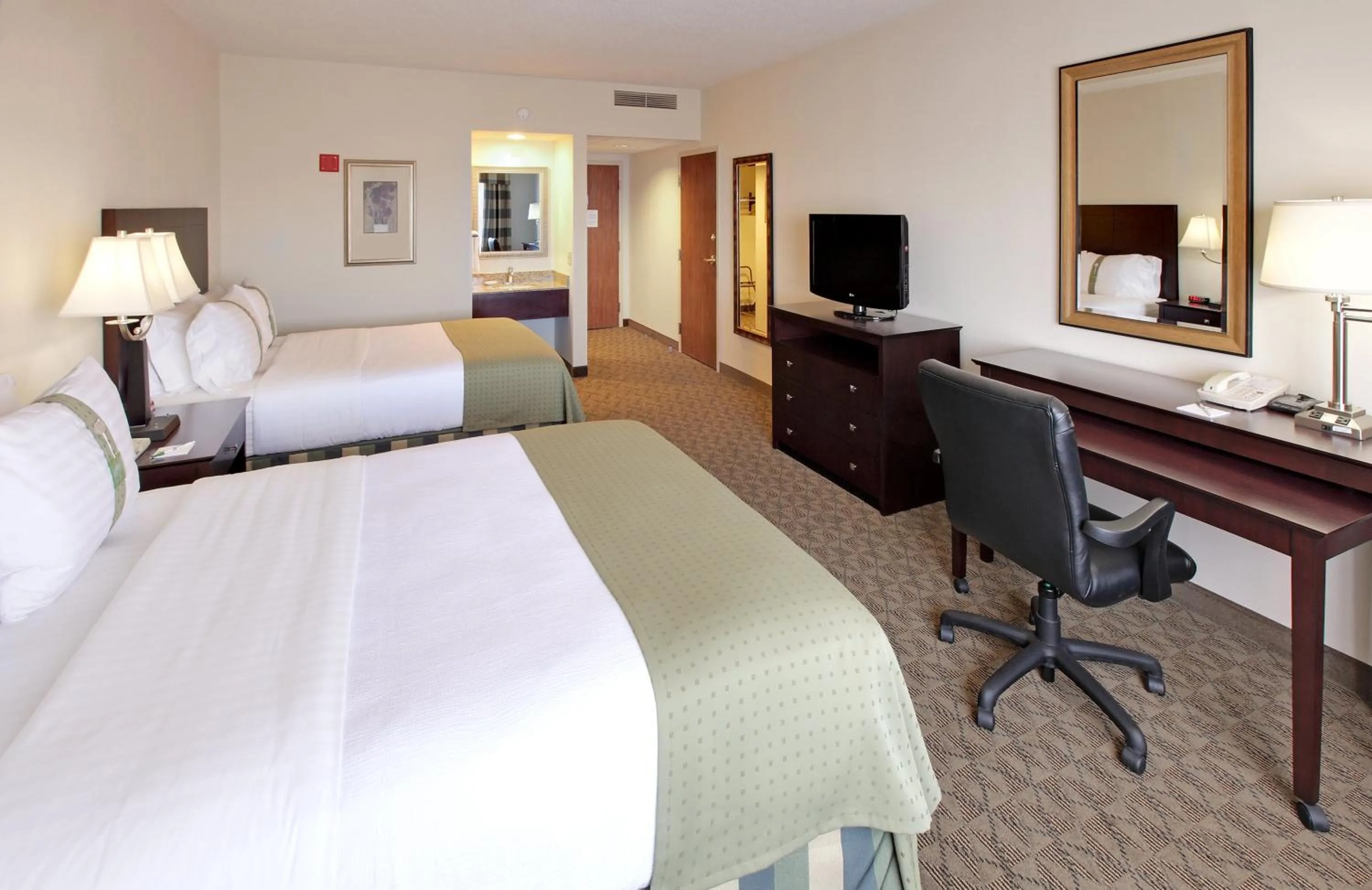 Photo of the whole room, Bed in Holiday Inn Springdale-Fayetteville Area by IHG