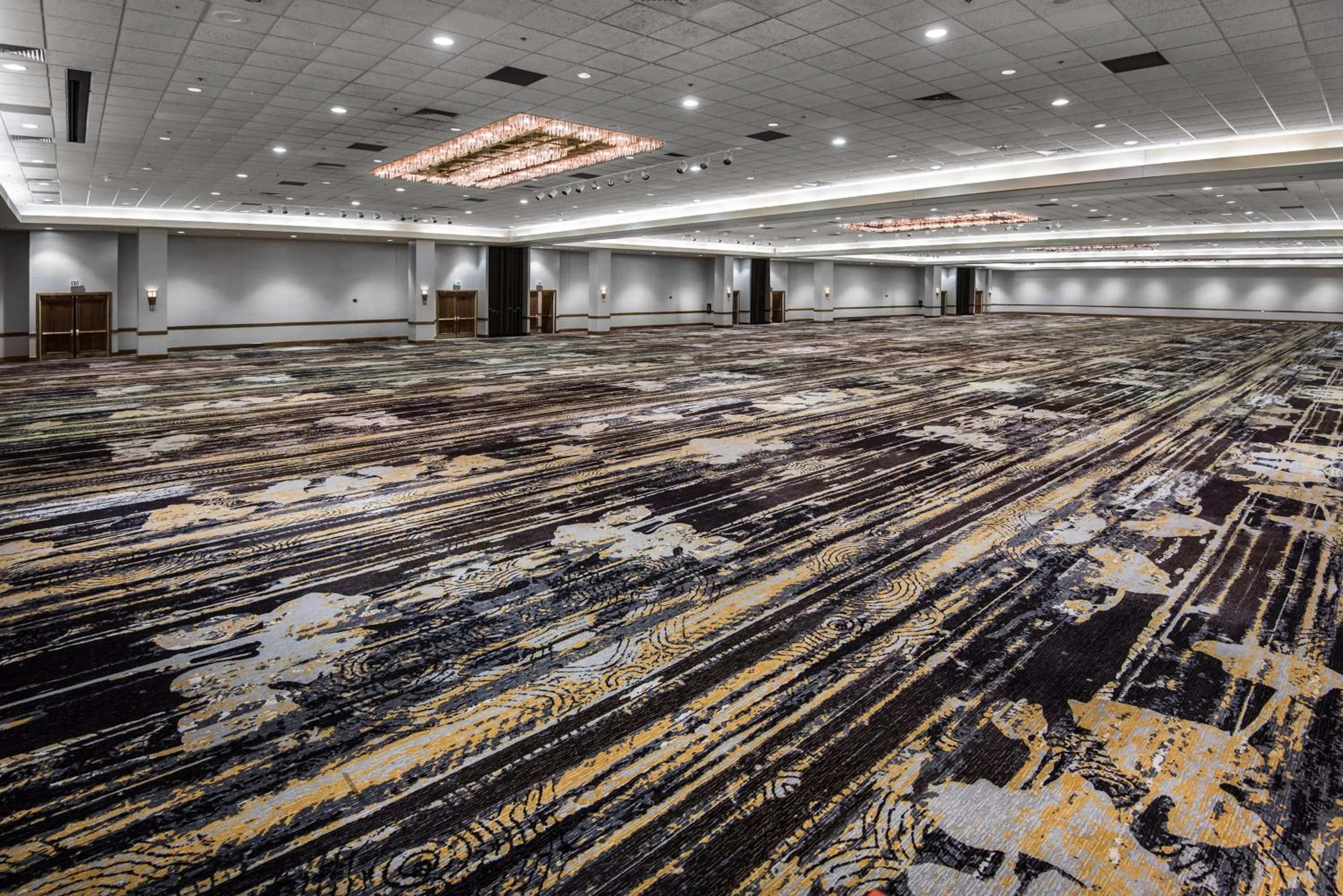 Lobby or reception in Holiday Inn Springdale-Fayetteville Area by IHG