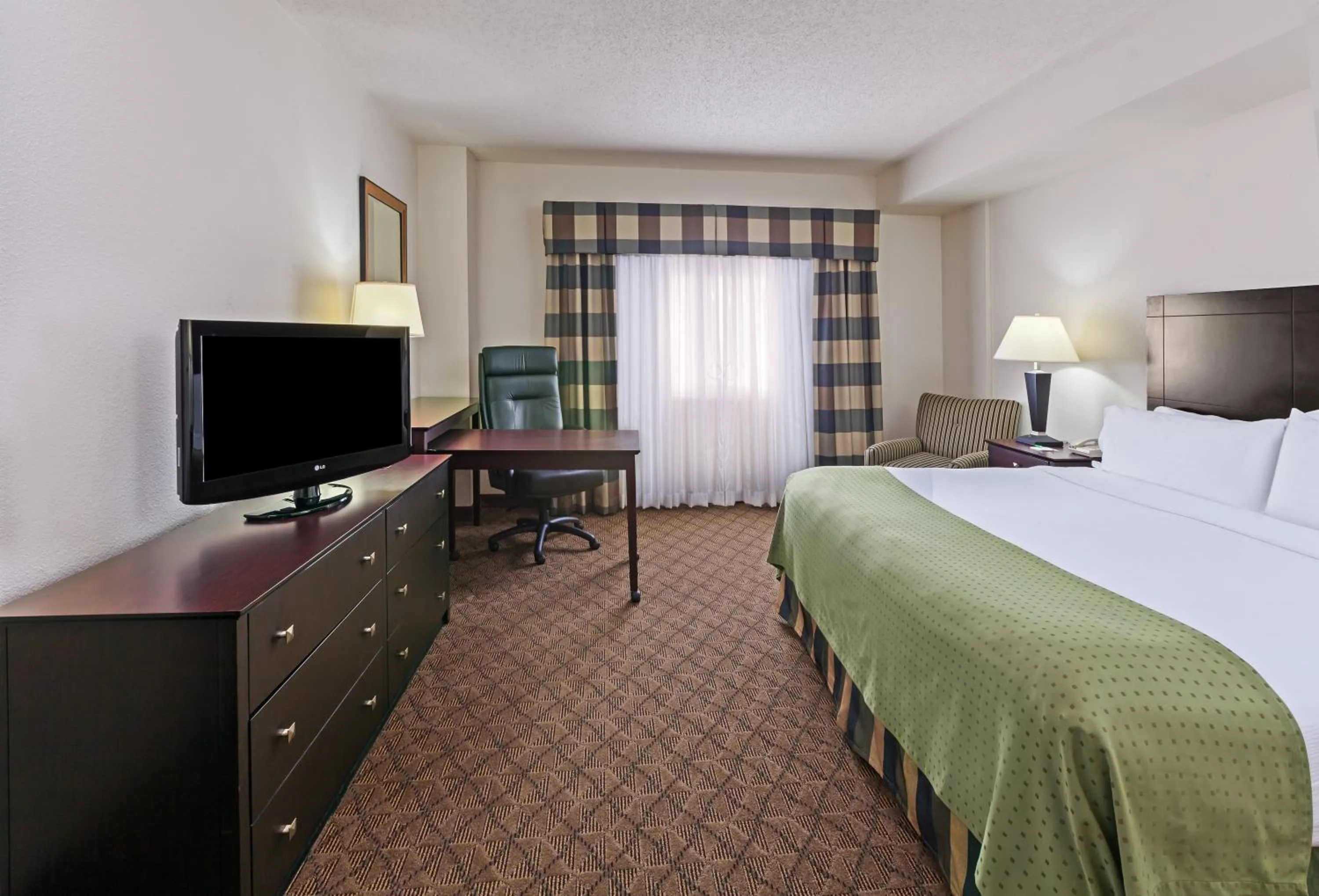 Photo of the whole room, Bed in Holiday Inn Springdale-Fayetteville Area by IHG