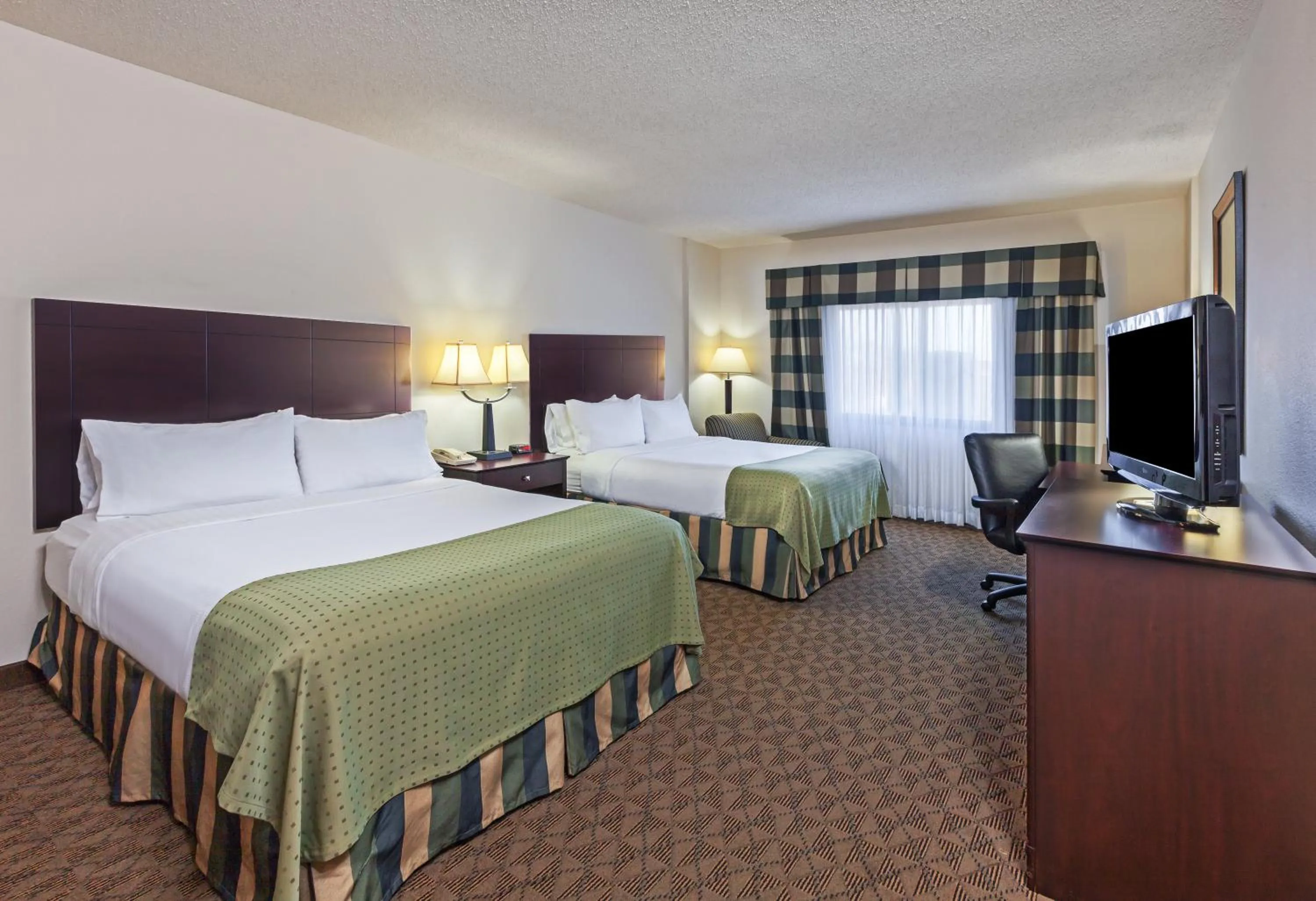 Photo of the whole room, Bed in Holiday Inn Springdale-Fayetteville Area by IHG