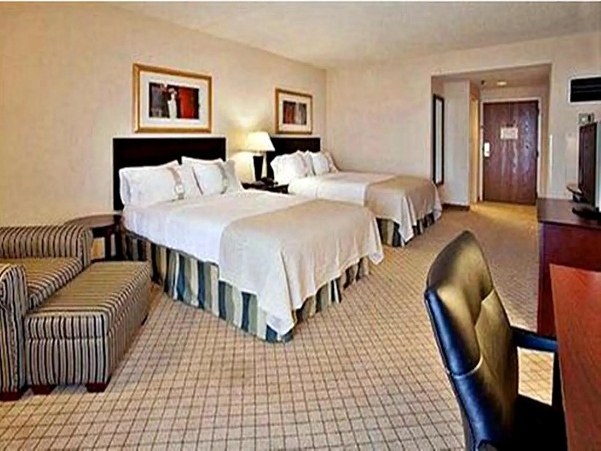 Queen Room with Two Queen Beds - Mobility Access Tub/Non-Smoking in Holiday Inn Springdale-Fayetteville Area by IHG Queen Room with Two Queen Beds - Mobility Access Tub/Non-Smoking in Holiday Inn Springdale-Fayetteville Area by IHG