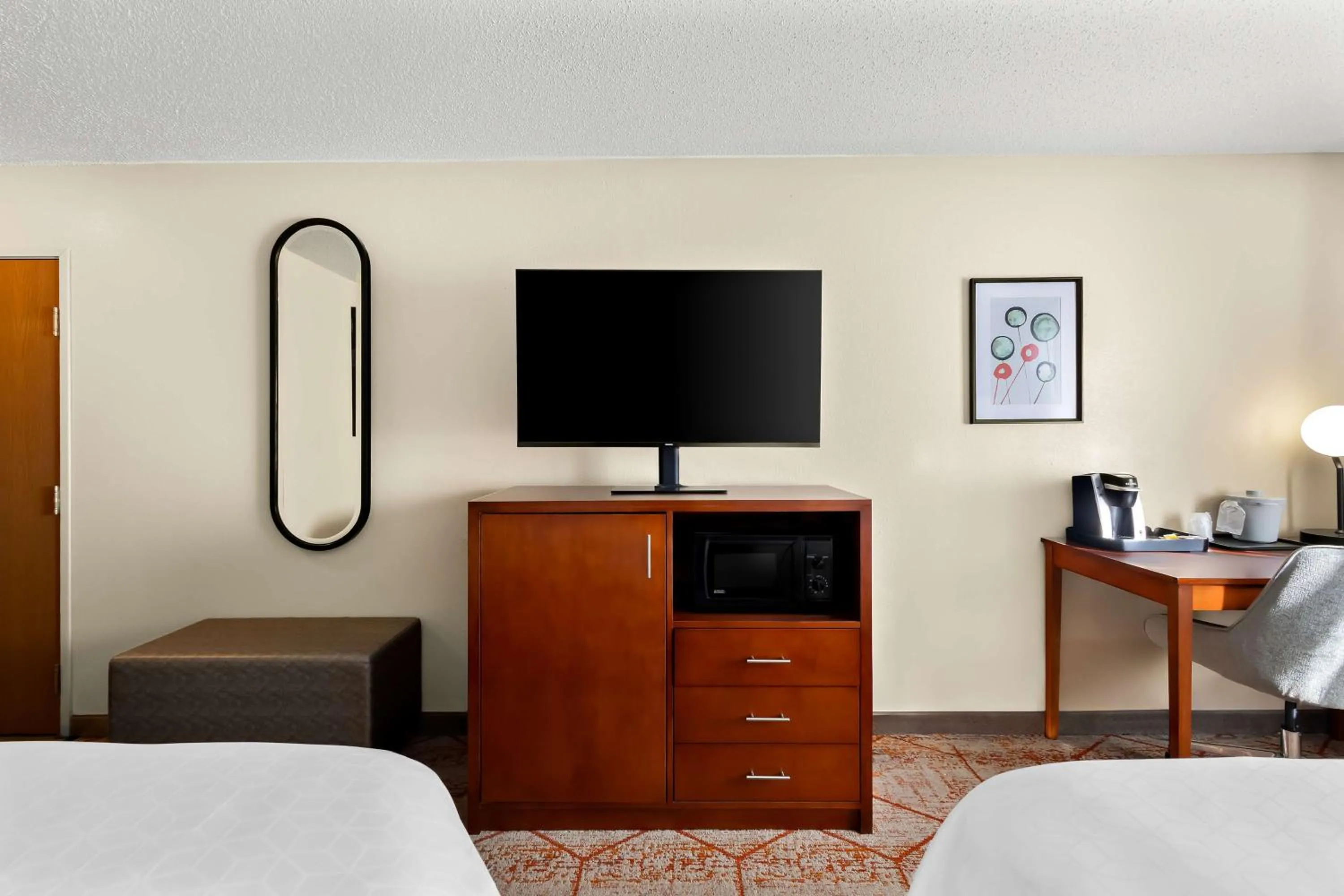 Bedroom, Bed in SureStay Plus by Best Western Fremont I-69