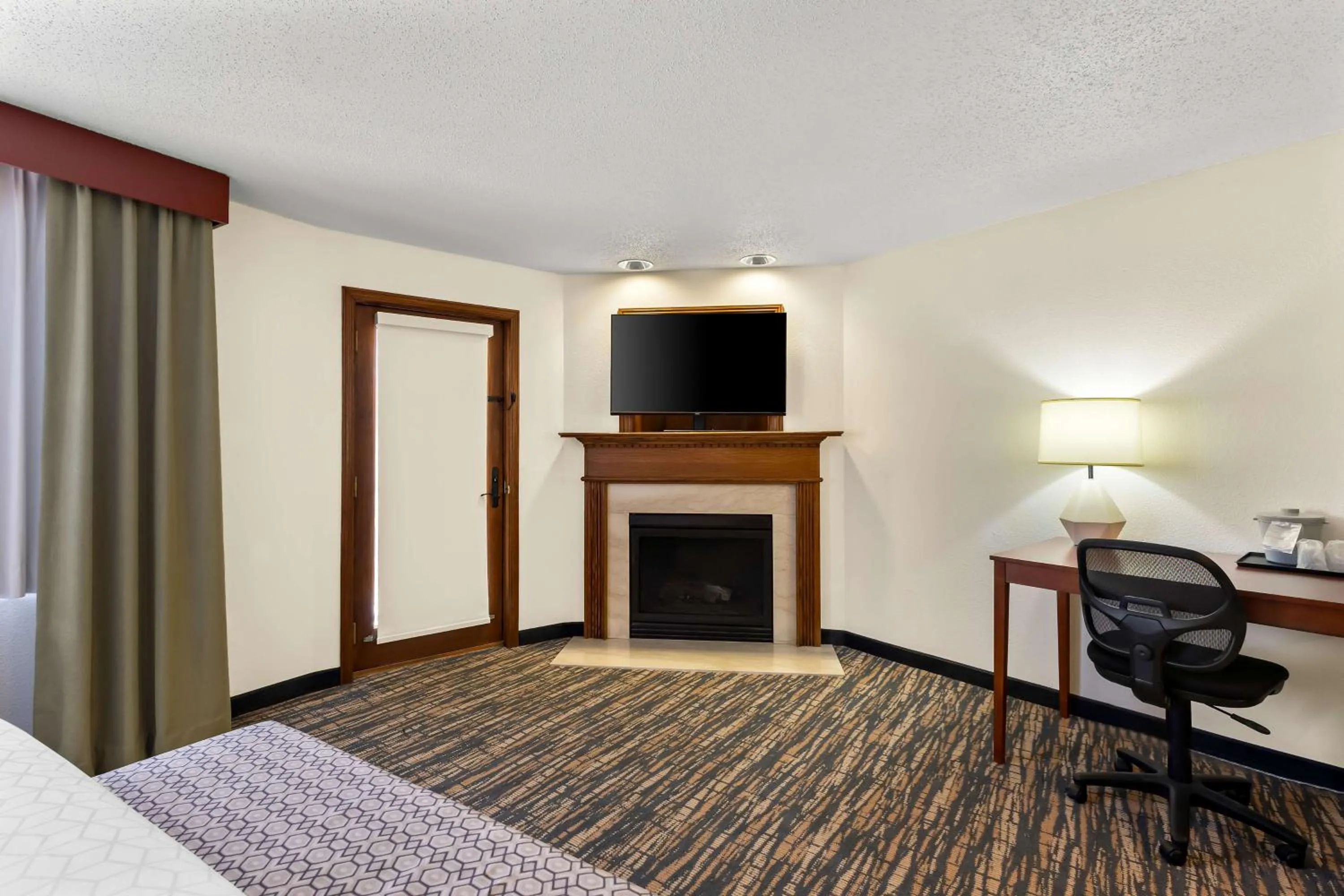 Photo of the whole room, Bed in SureStay Plus by Best Western Fremont I-69