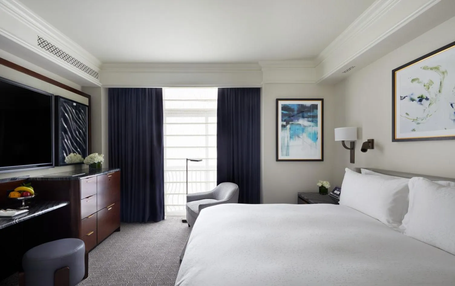 Photo of the whole room, Bed in The Peninsula New York