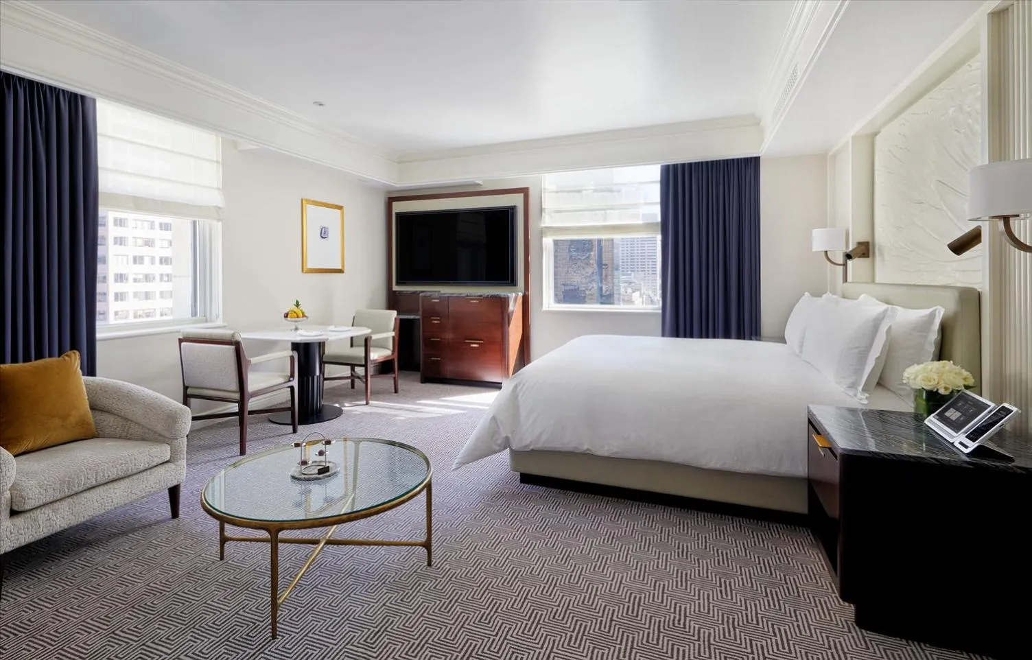 Photo of the whole room, Bed in The Peninsula New York