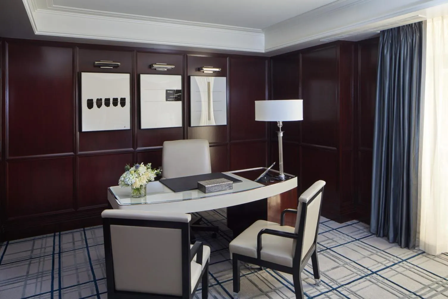 Seating area in The Peninsula New York