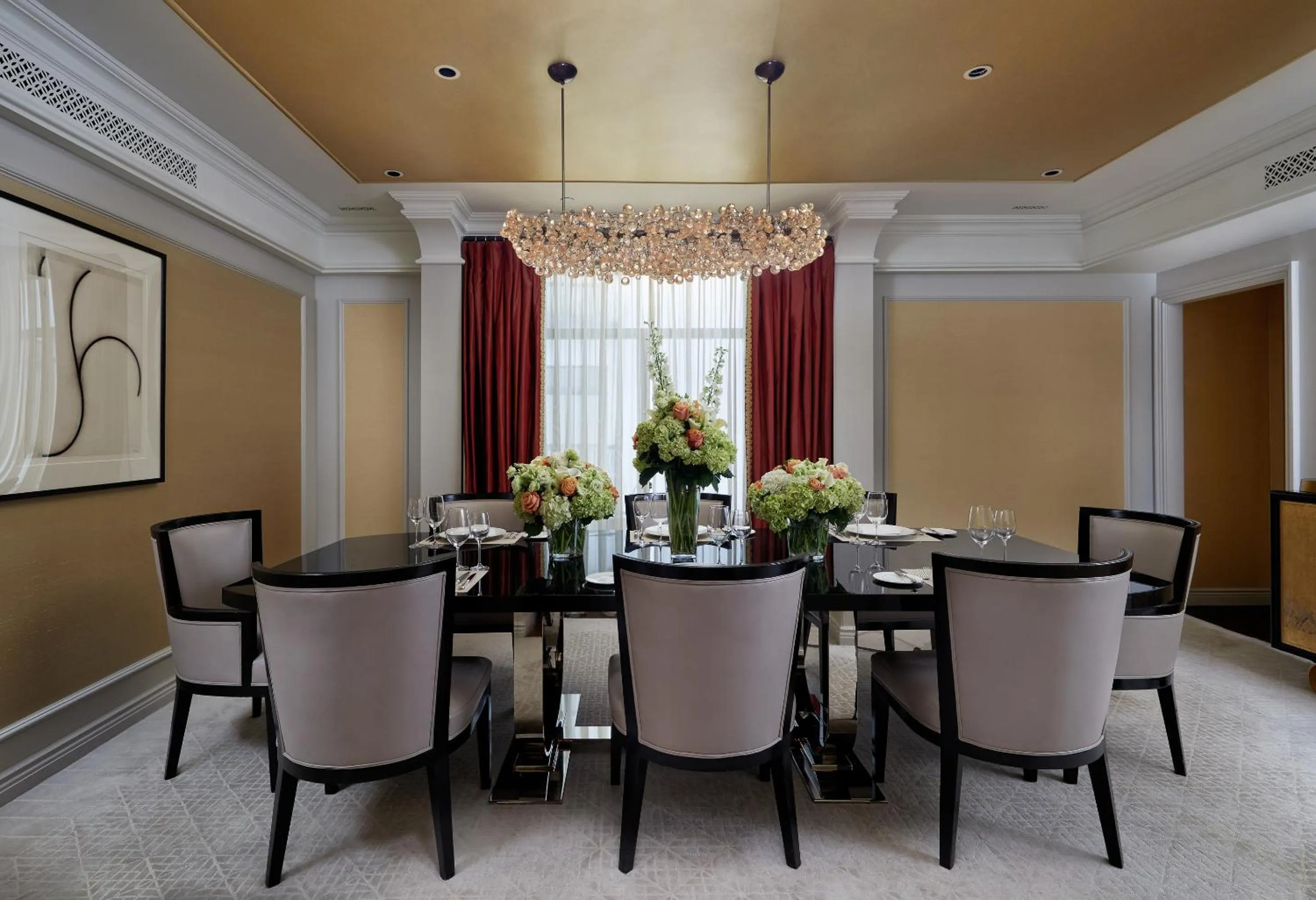 Dining area in The Peninsula New York