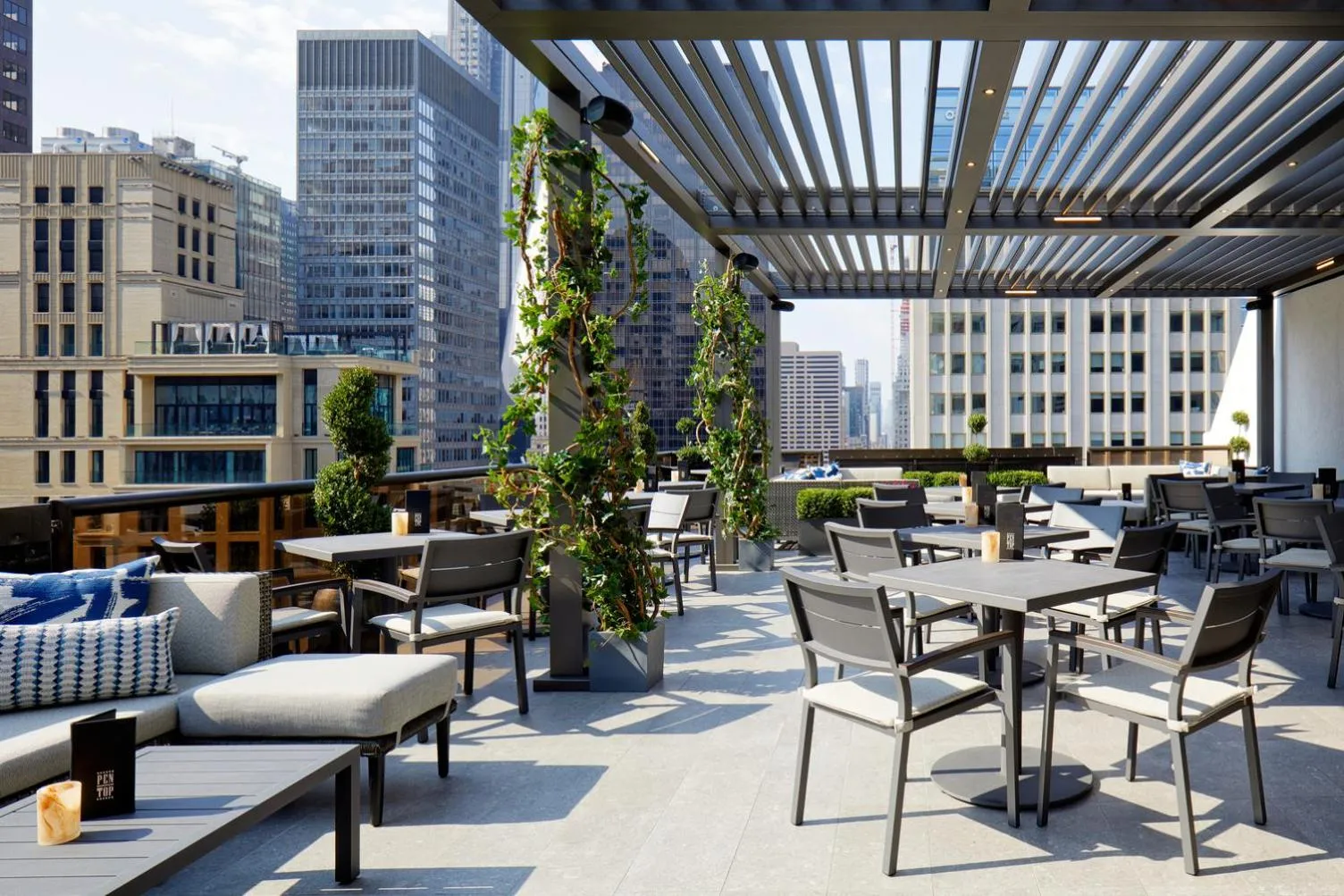 Lounge or bar in The Peninsula New York