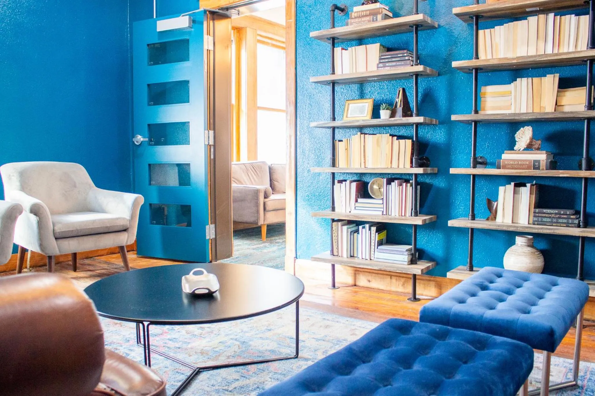 Library in 11th Avenue Hostel