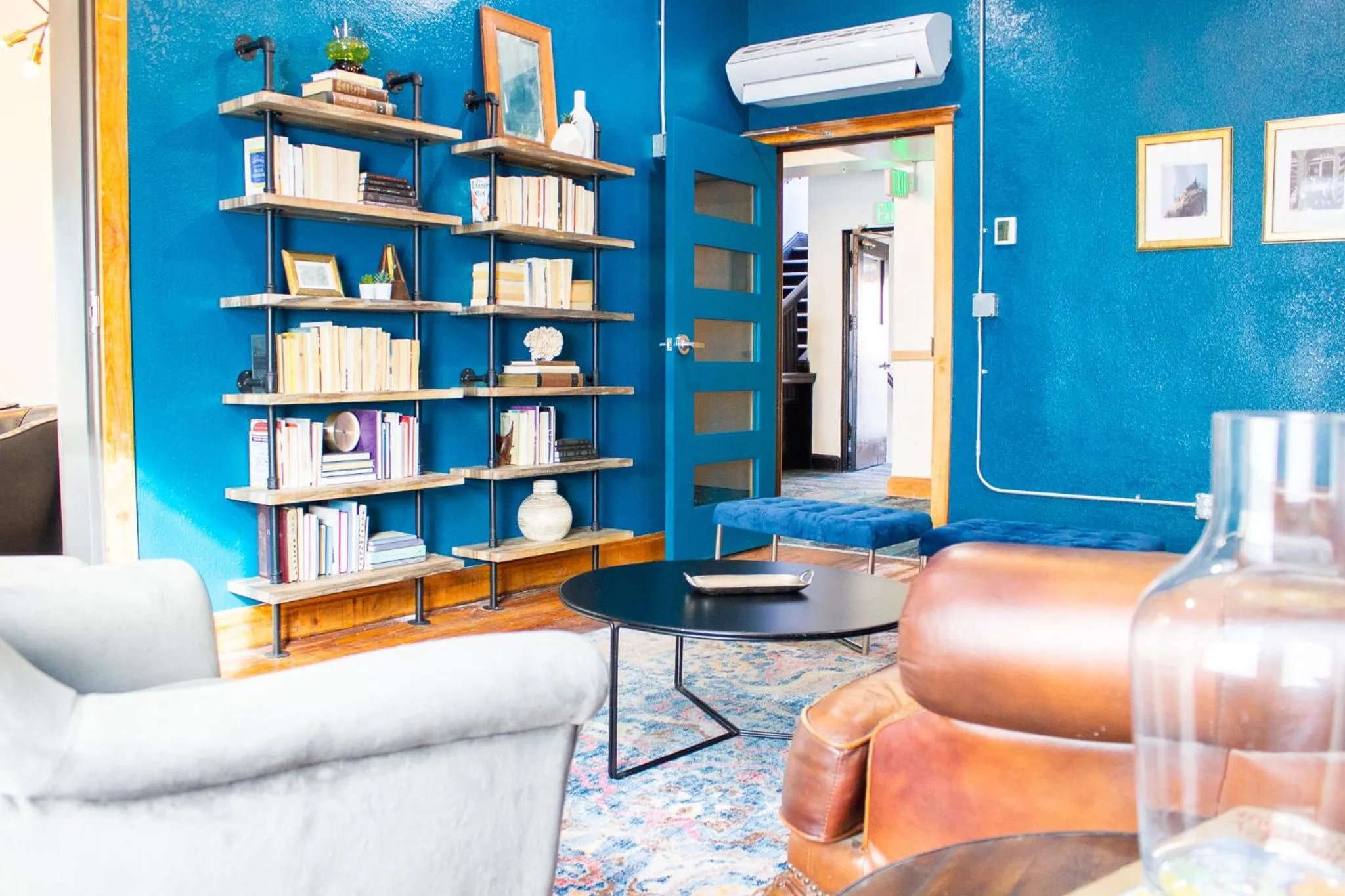 Library in 11th Avenue Hostel