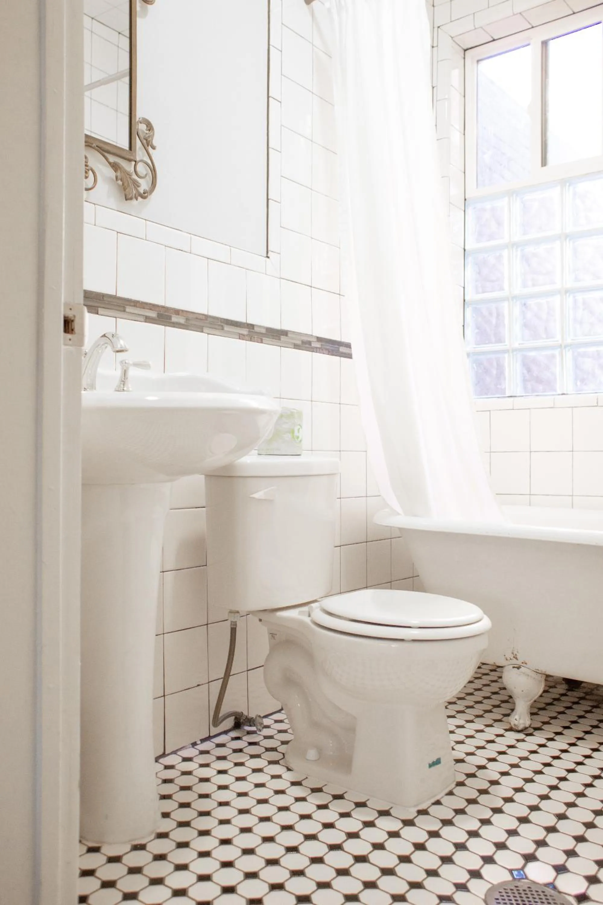 Bathroom in 11th Avenue Hostel