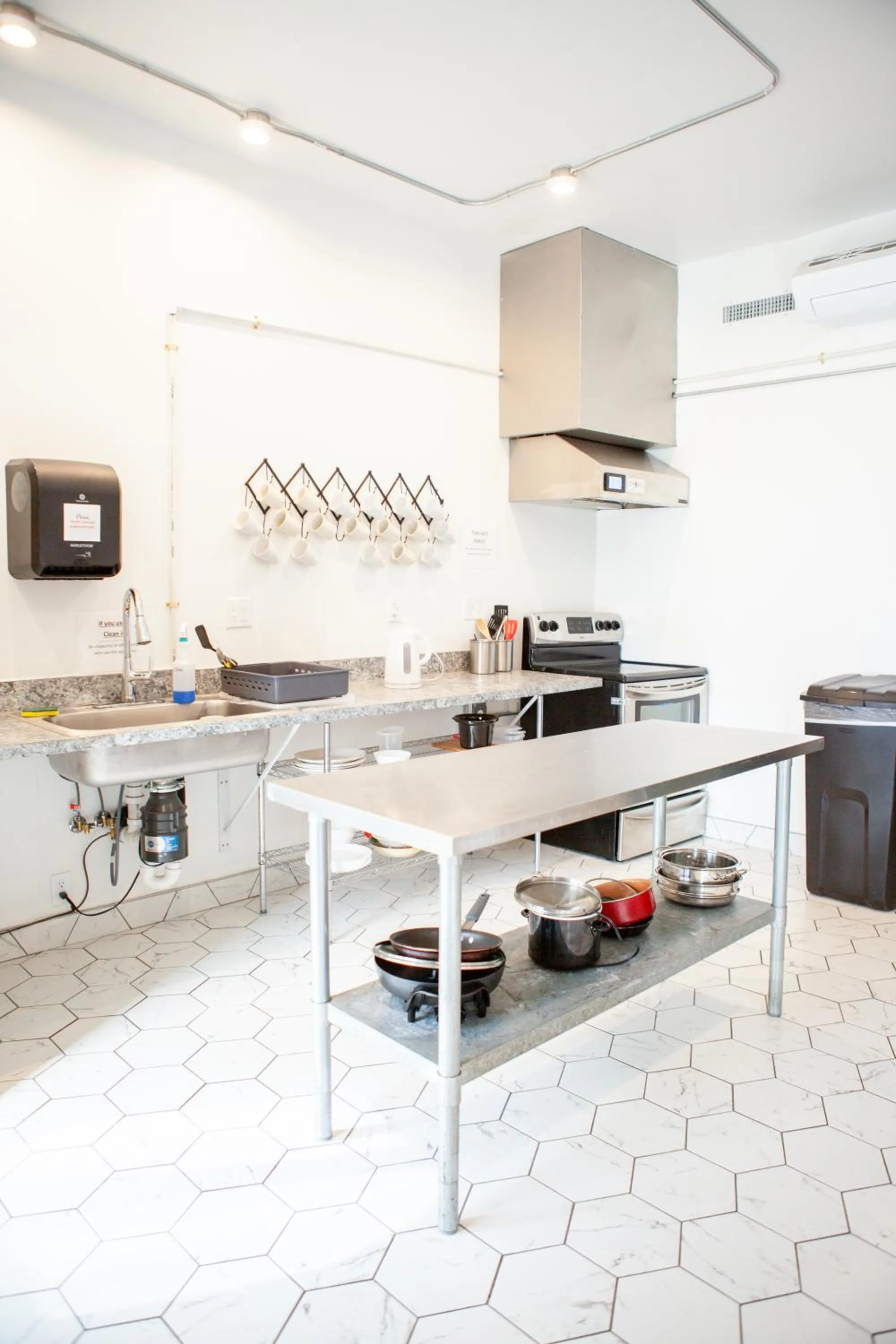 Communal kitchen in 11th Avenue Hostel