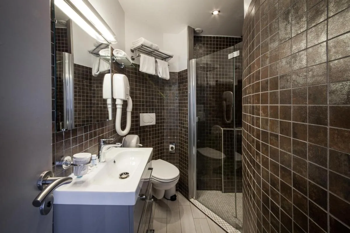 Shower in Hotel SPA Plage St Jean