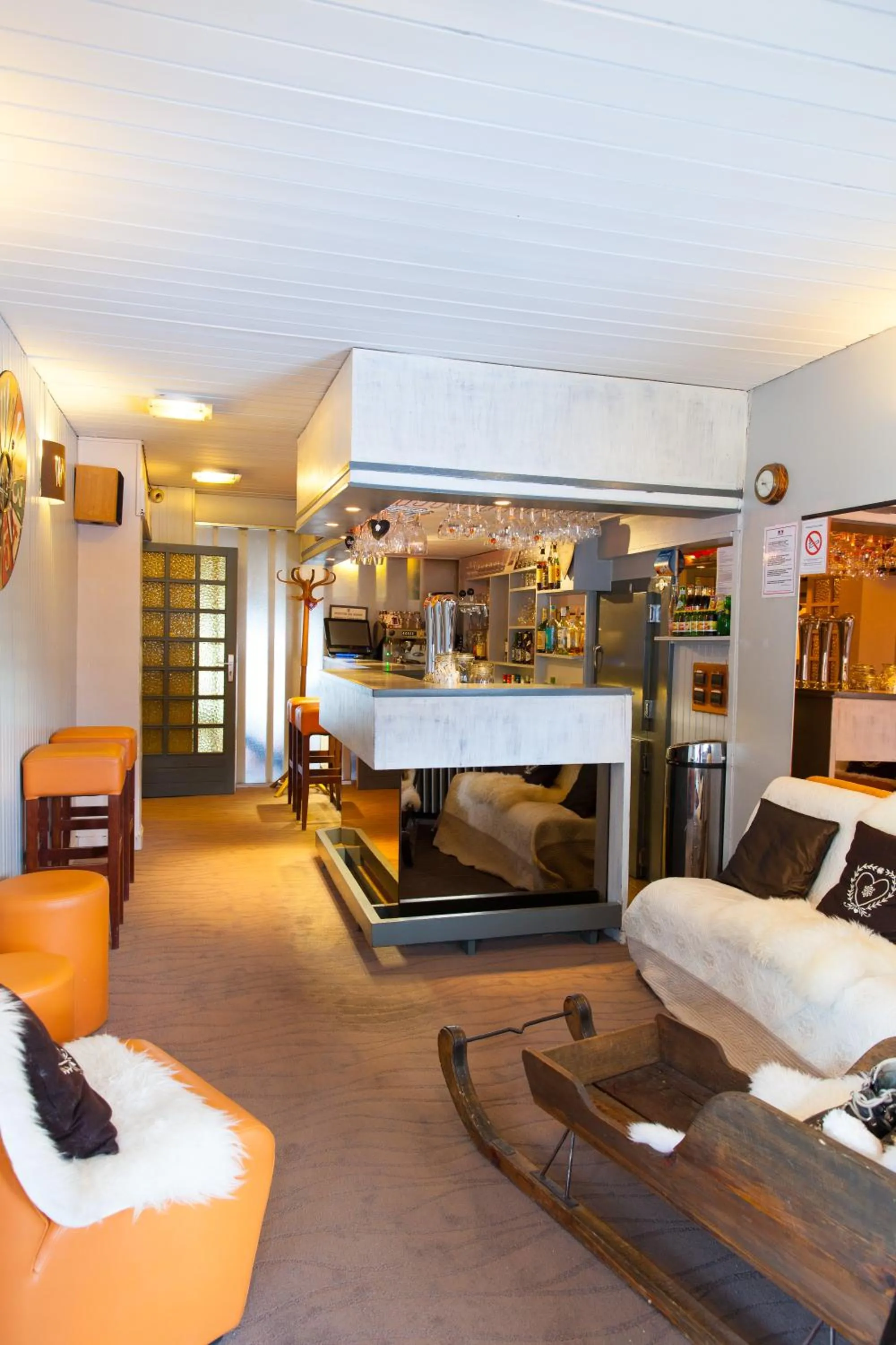 Lounge or bar in Hôtel La Vanoise