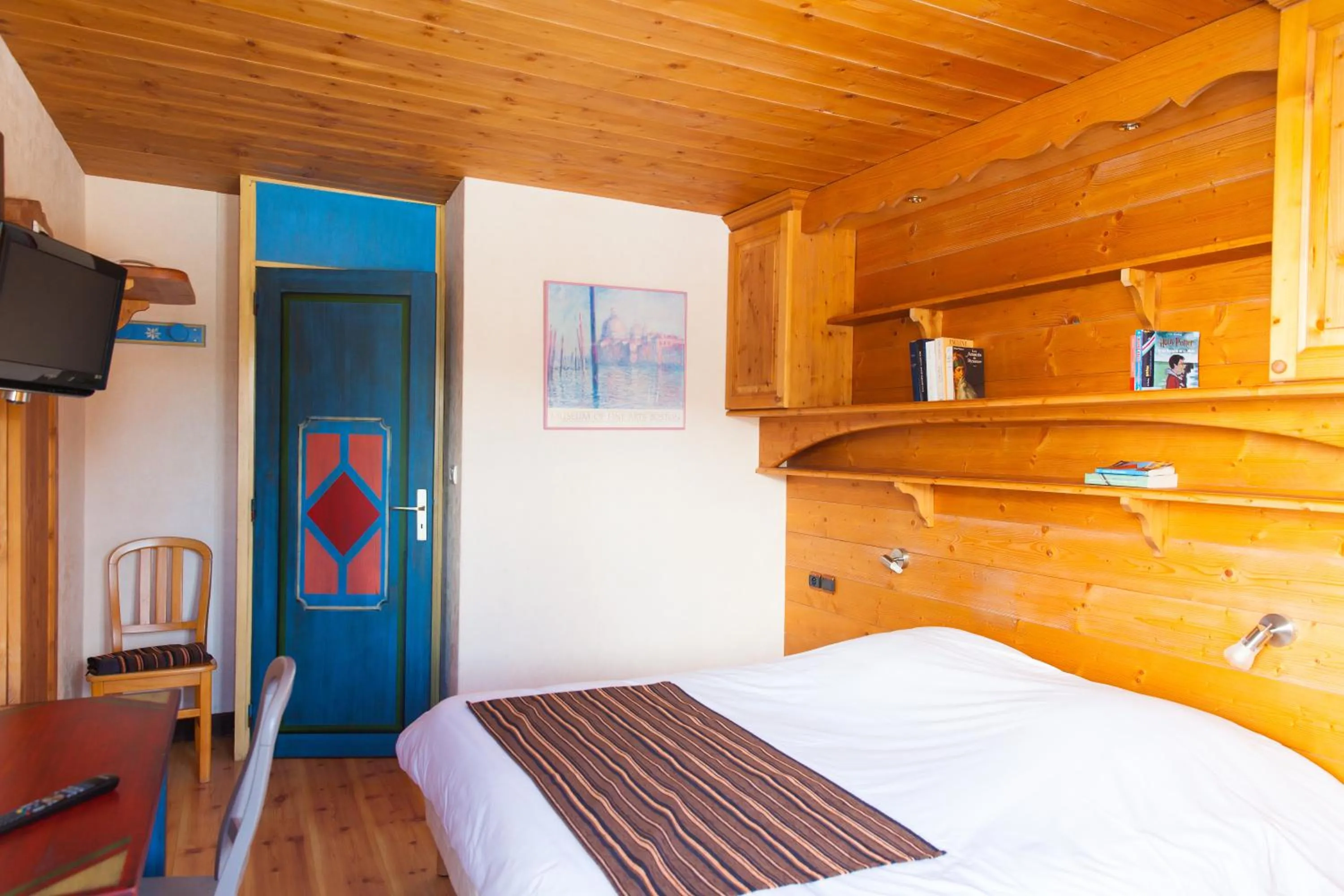 Bed in Hôtel La Vanoise