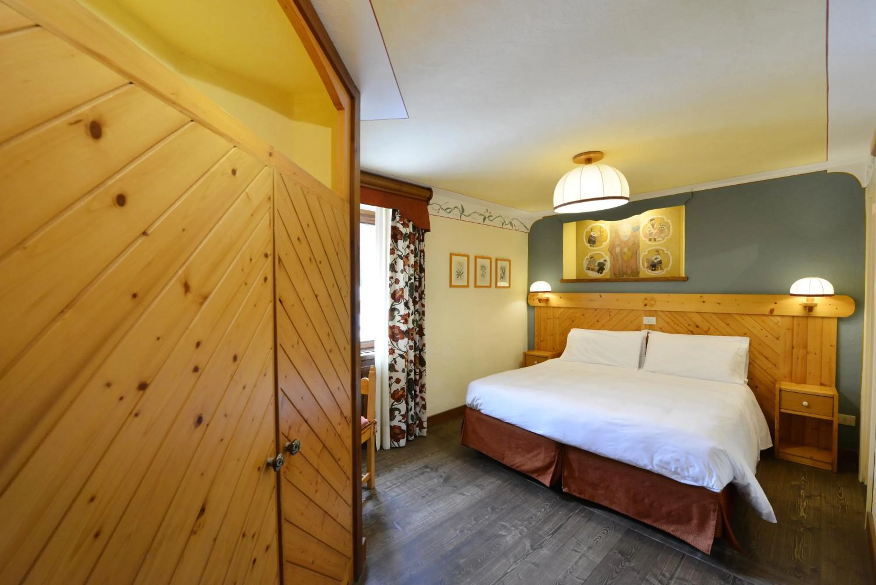 Photo of the whole room, Bed in Hotel Du Grand Paradis - 1899 Auberge Boutique