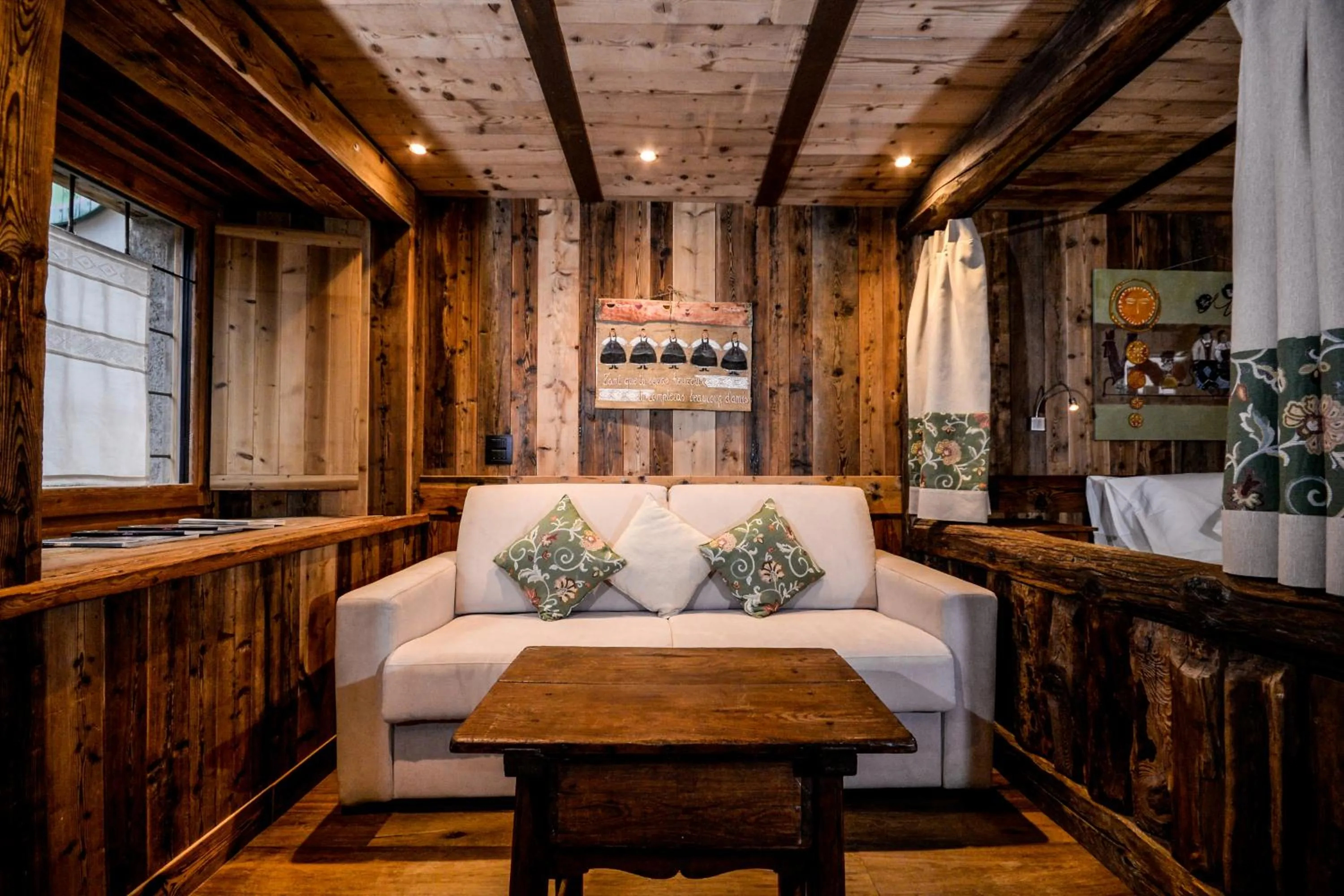 Bed in Hotel Du Grand Paradis - 1899 Auberge Boutique