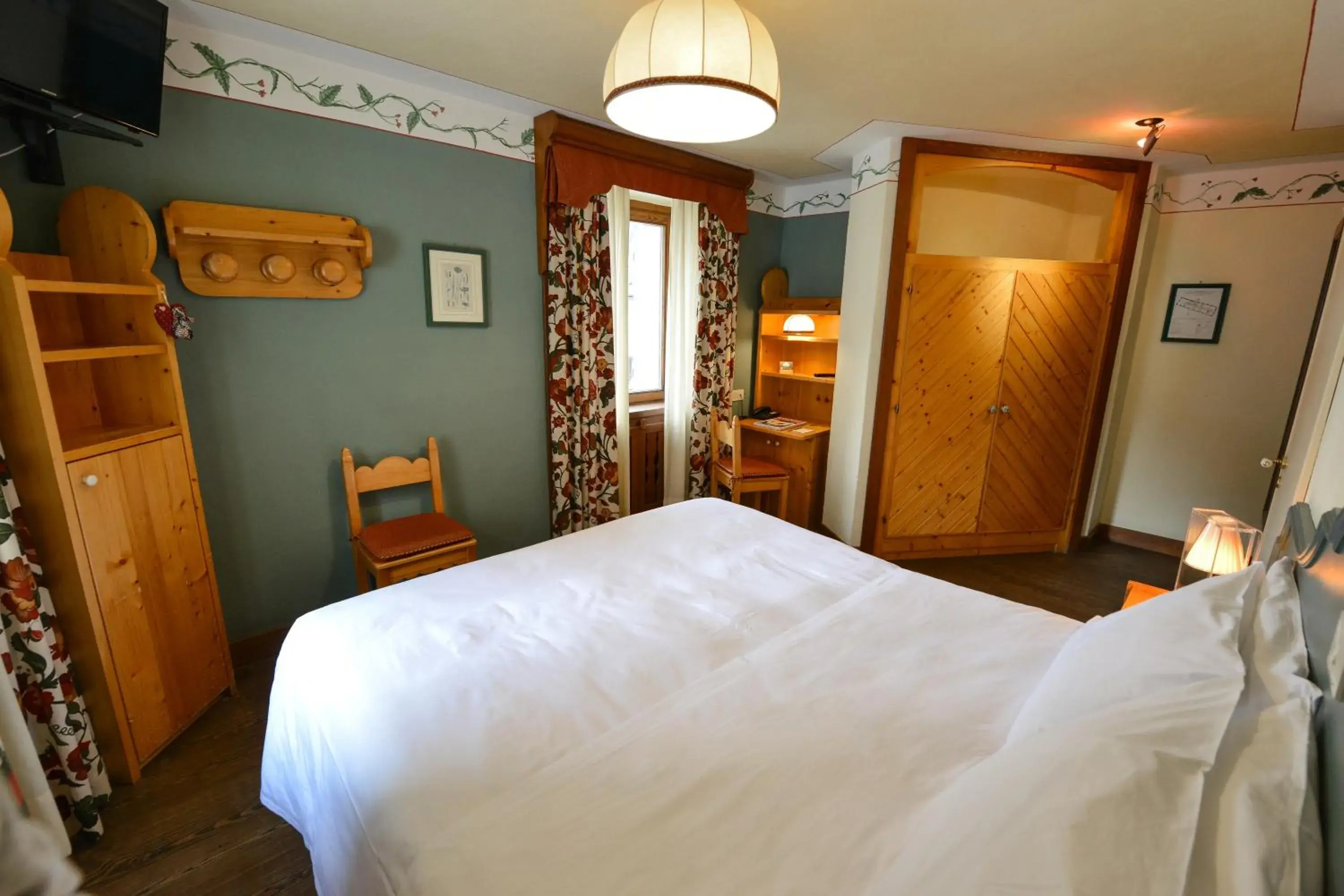 Senior Double or Twin Room in Hotel Du Grand Paradis - 1899 Auberge Boutique Senior Double or Twin Room in Hotel Du Grand Paradis - 1899 Auberge Boutique