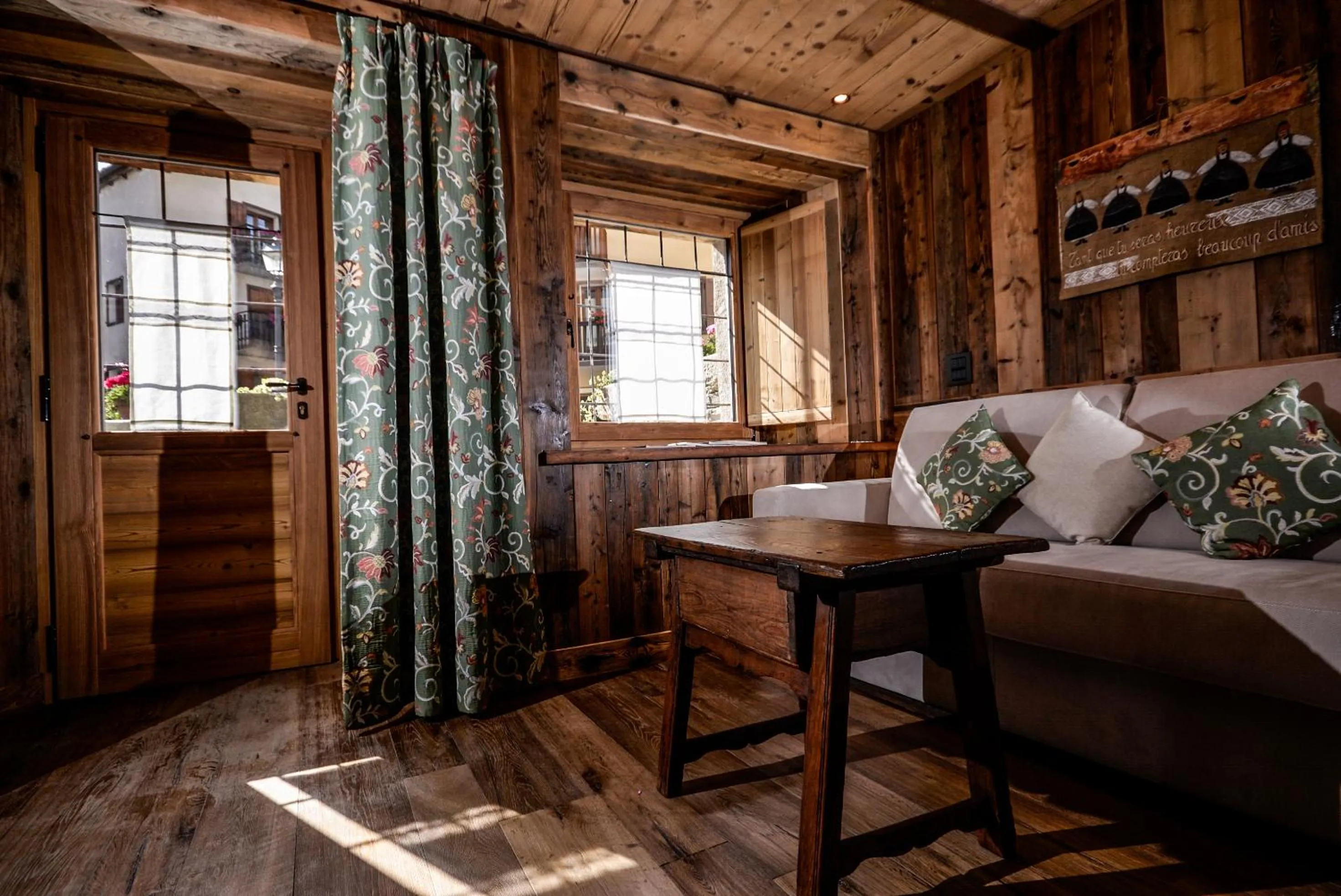 Bed in Hotel Du Grand Paradis - 1899 Auberge Boutique