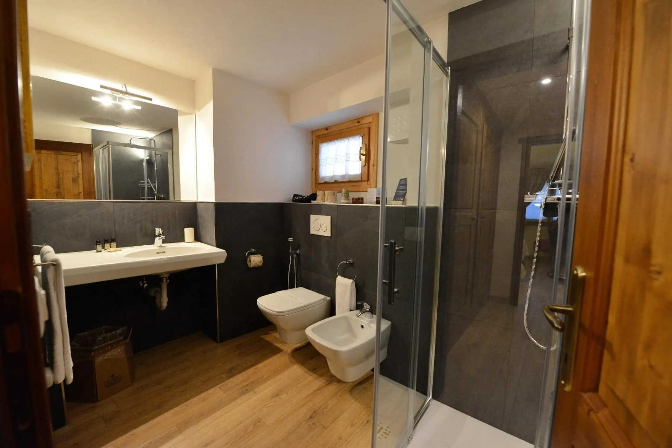 Bathroom in Hotel Du Grand Paradis - 1899 Auberge Boutique