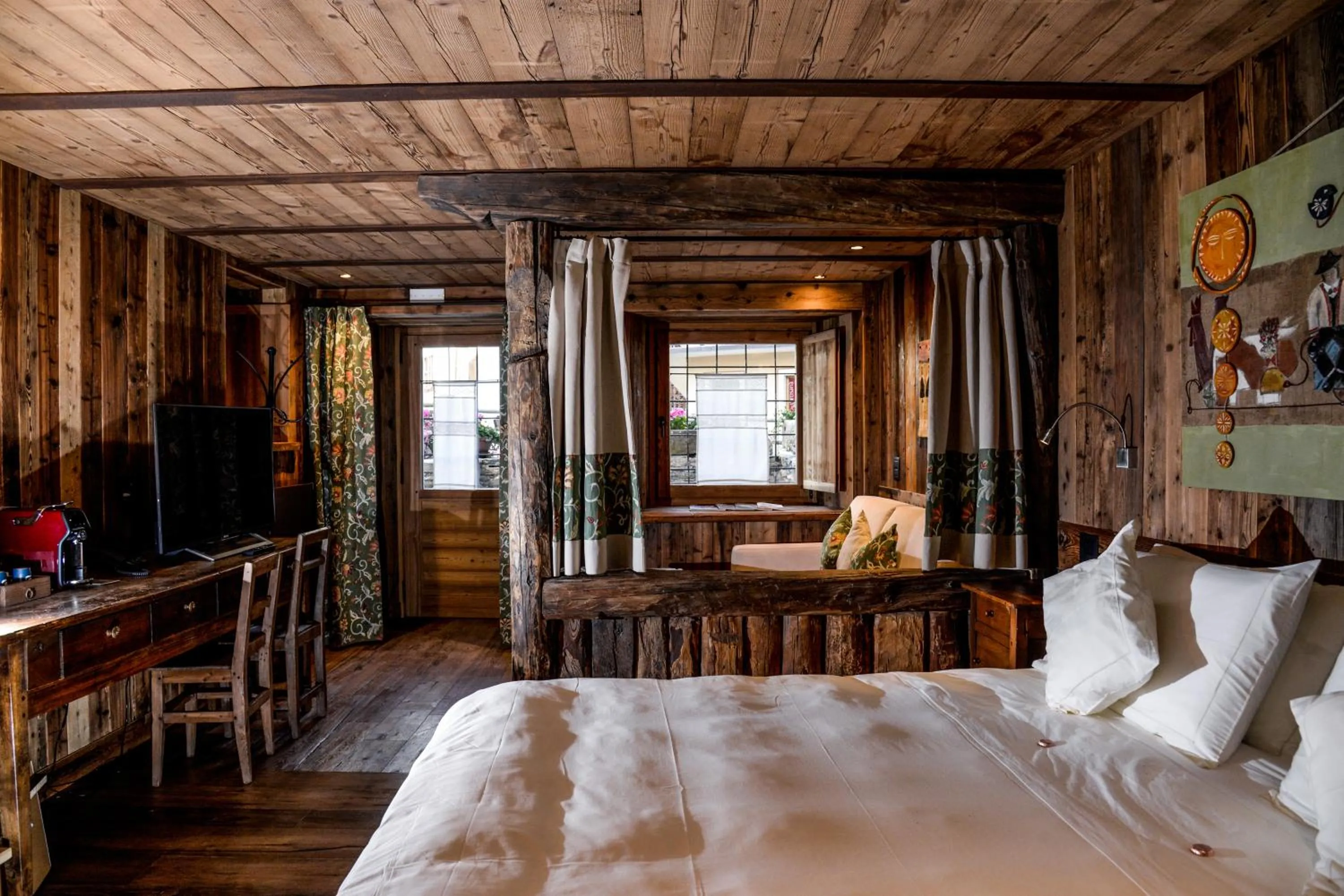 Photo of the whole room, Bed in Hotel Du Grand Paradis - 1899 Auberge Boutique