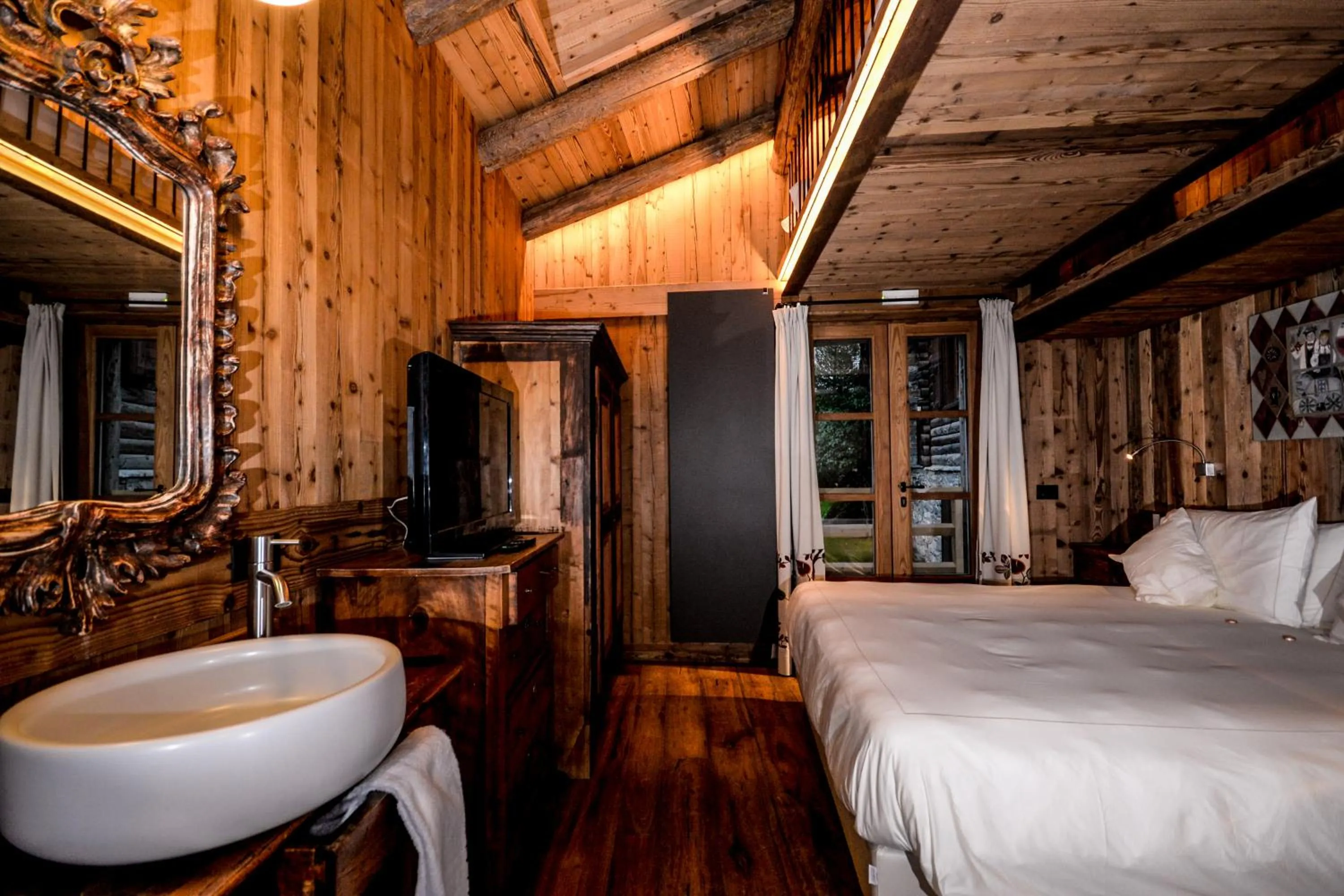 Photo of the whole room, Bed in Hotel Du Grand Paradis - 1899 Auberge Boutique