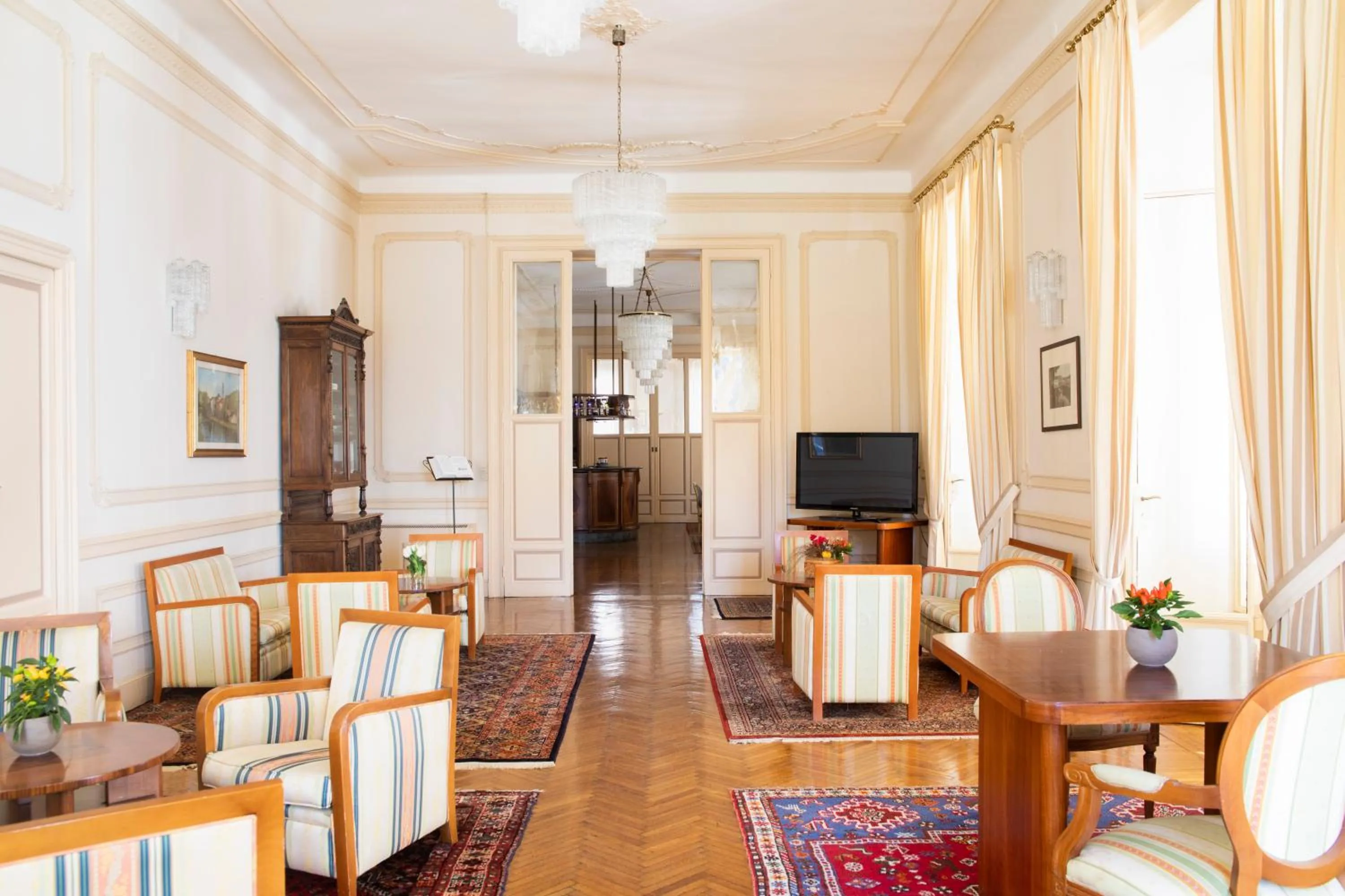 Communal lounge/ TV room in Hotel Ghiffa