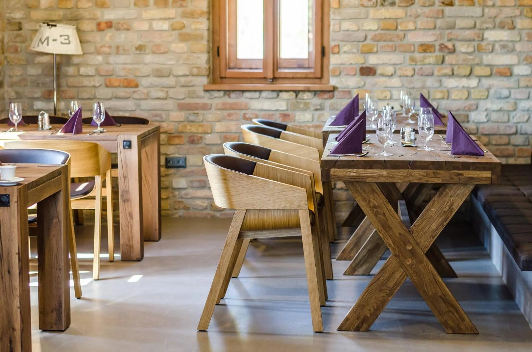 Restaurant/places to eat in Fenyves Yacht Club Superior