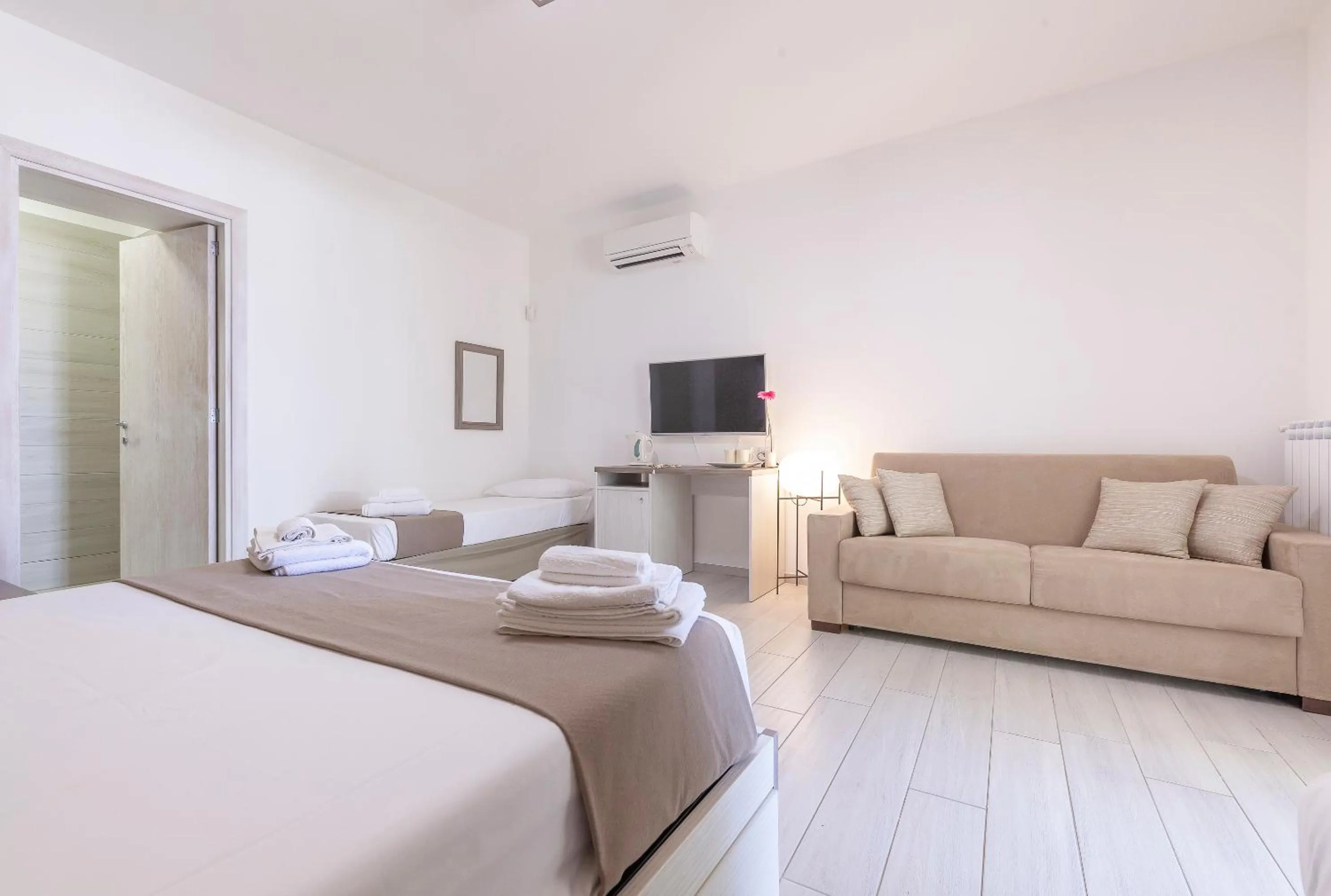 Living room, Bed in Relais Regina Rosanna