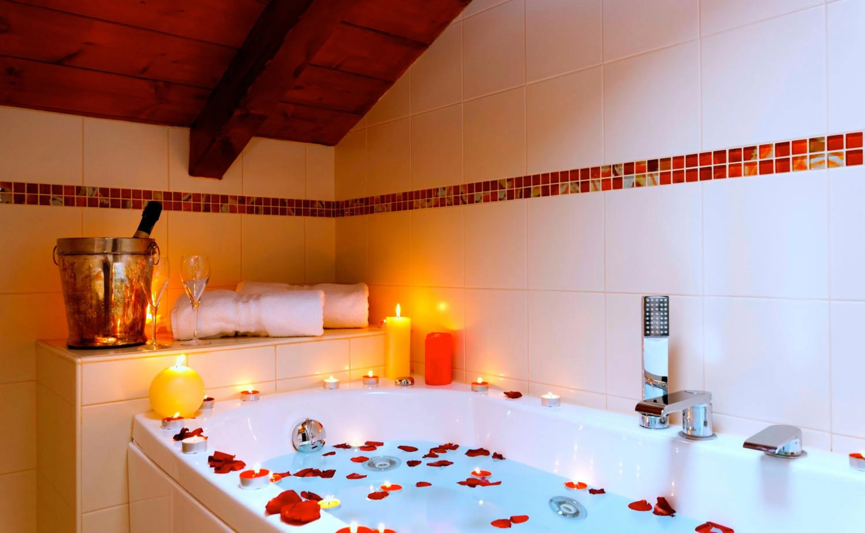 Bathroom in VILLA VINICIA, pool, jacuzzi, airco