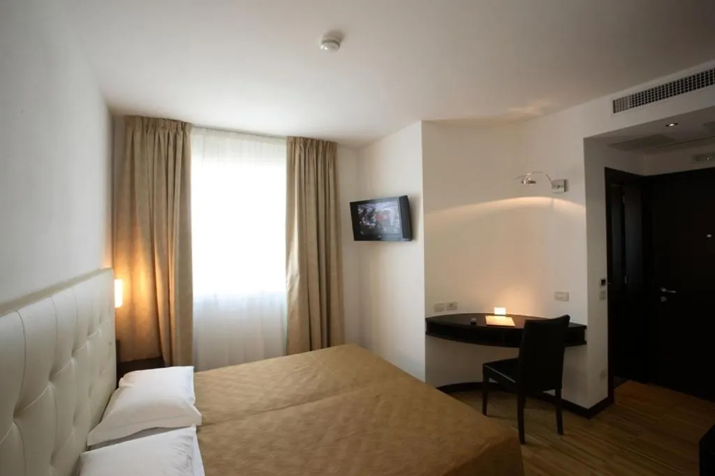 Photo of the whole room, Bed in San Marco