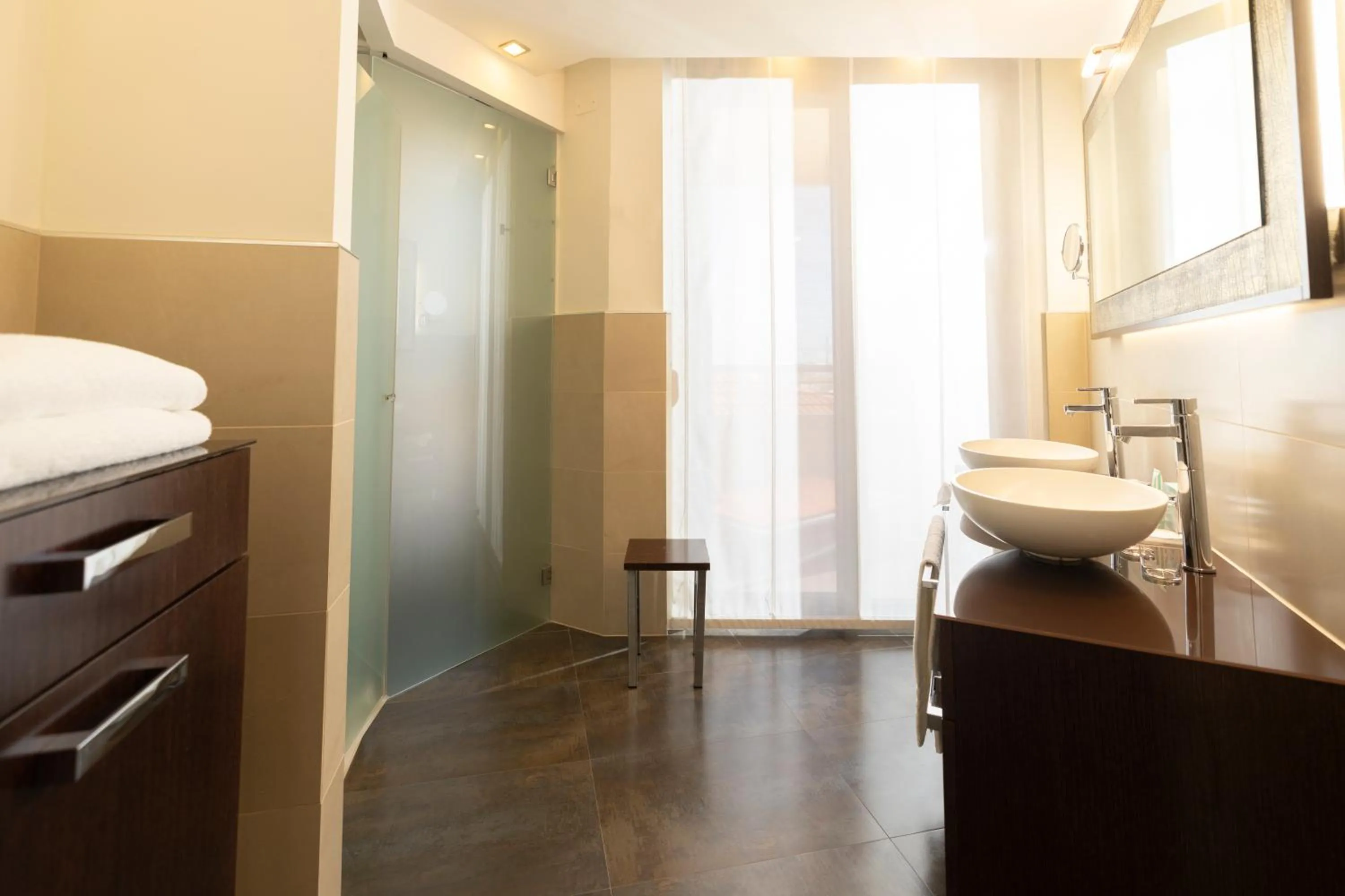 Bathroom, Bed in Laguna Palace Hotel Grado