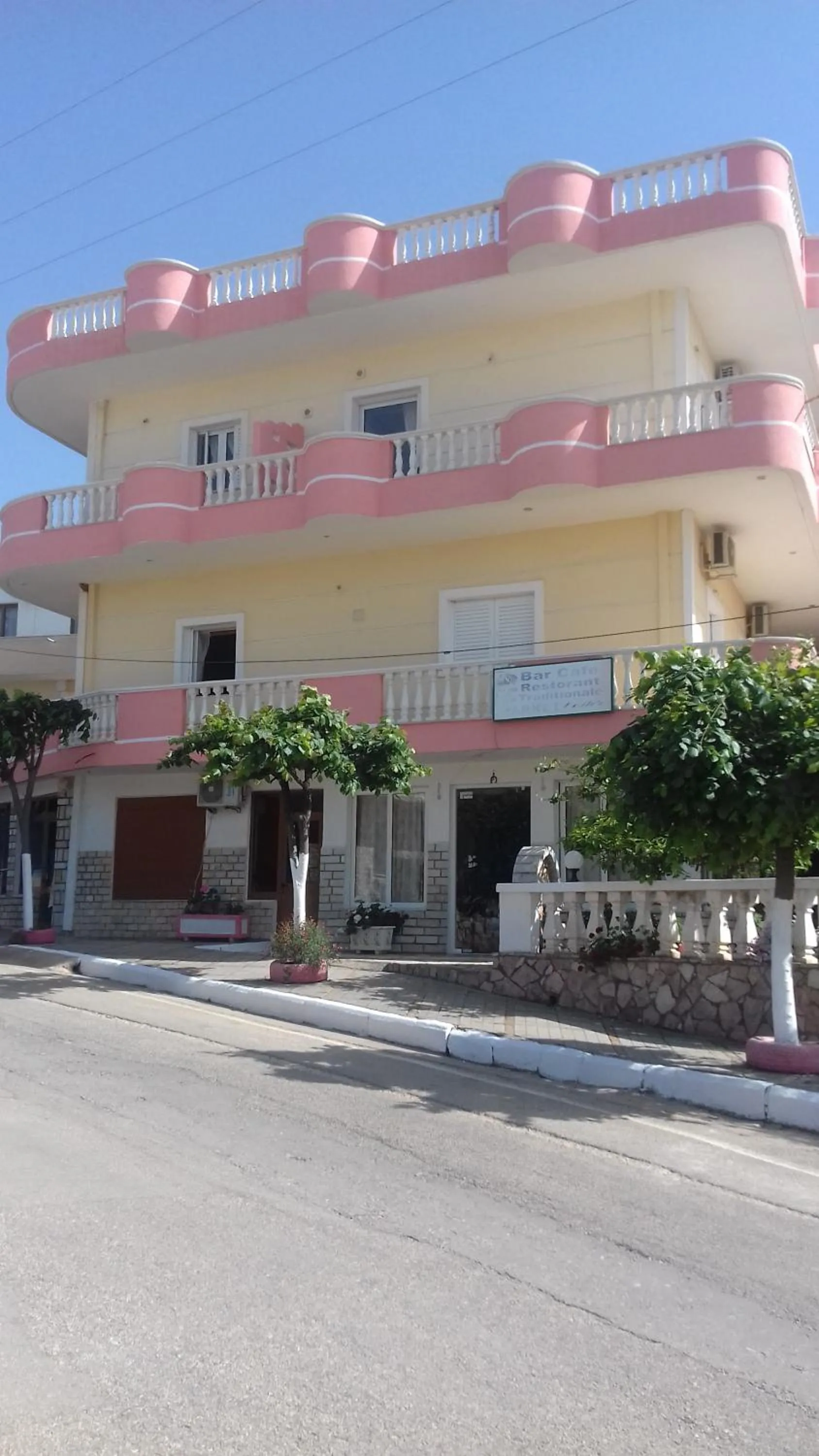 Facade/entrance in Vila Florand Sela