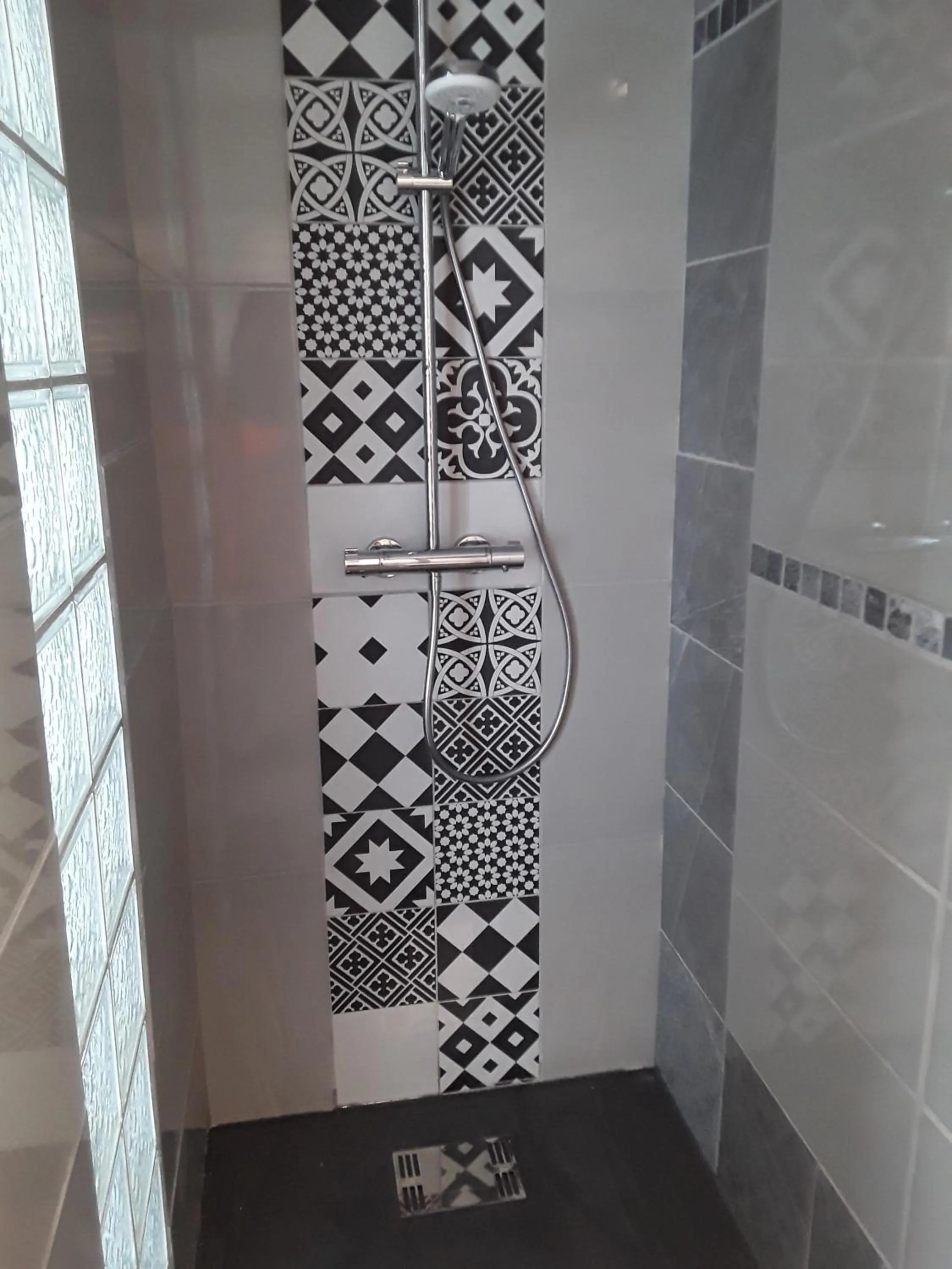 Shower in Loge & Broc