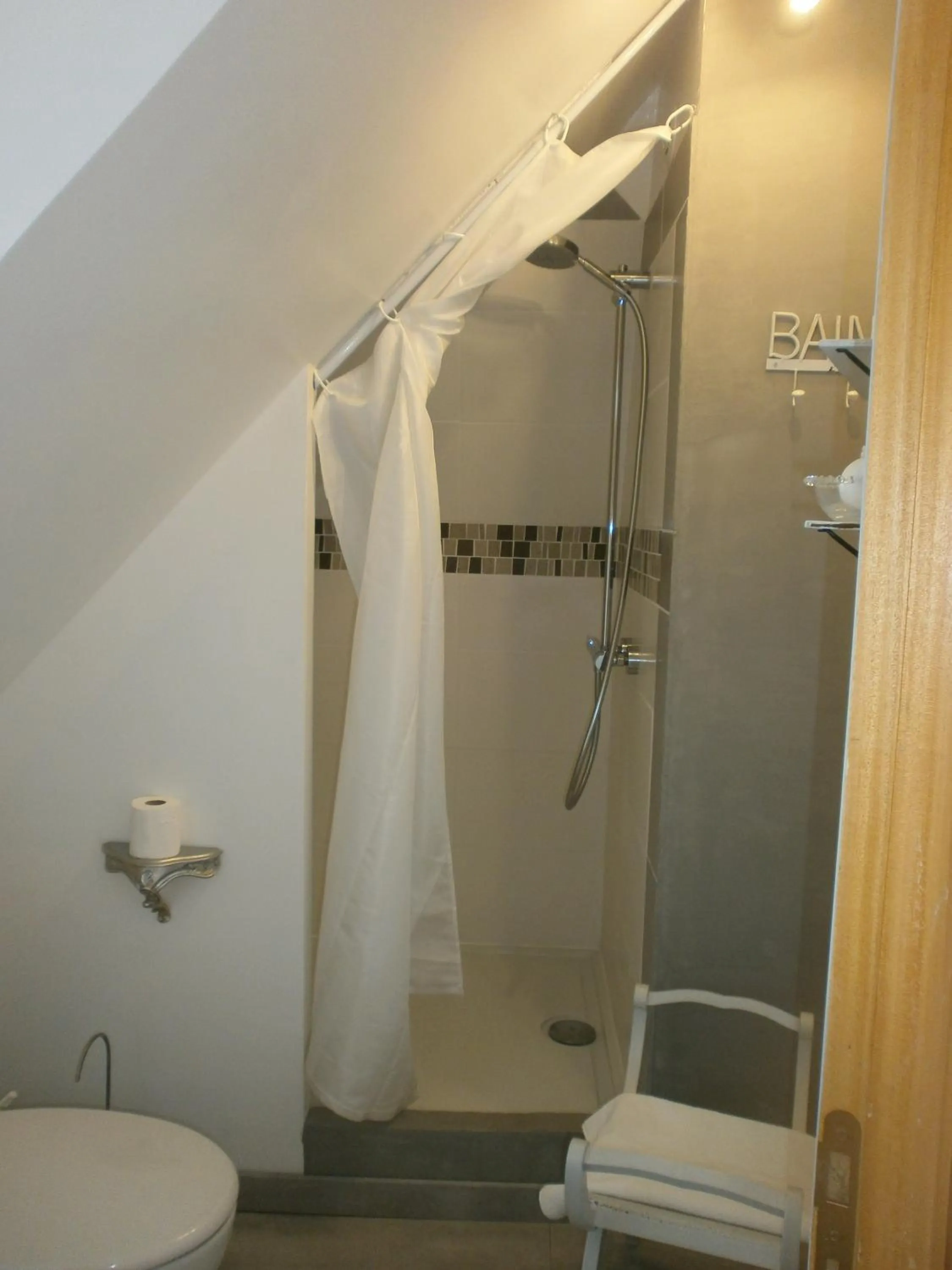 Shower in Loge & Broc