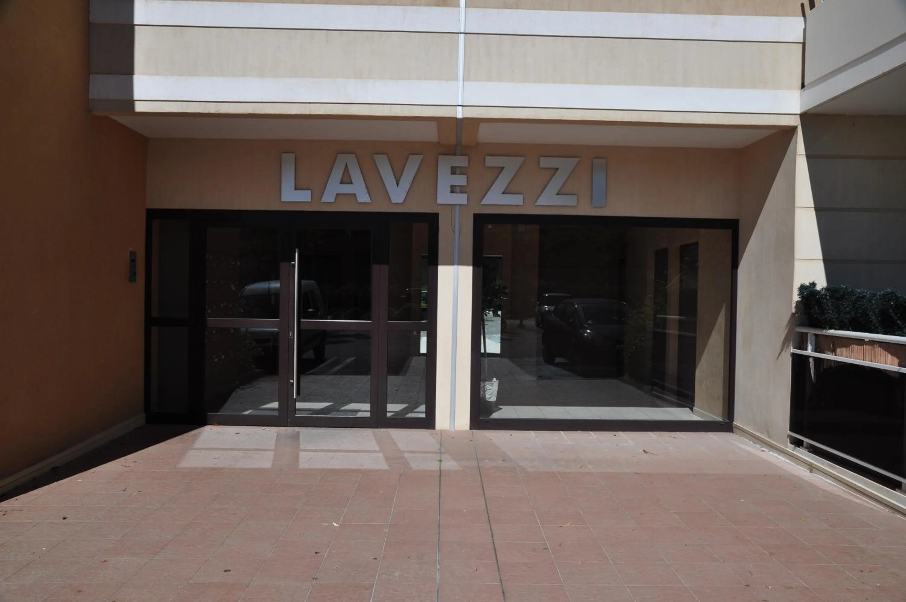 Facade/entrance in F2 Le Lavezzi