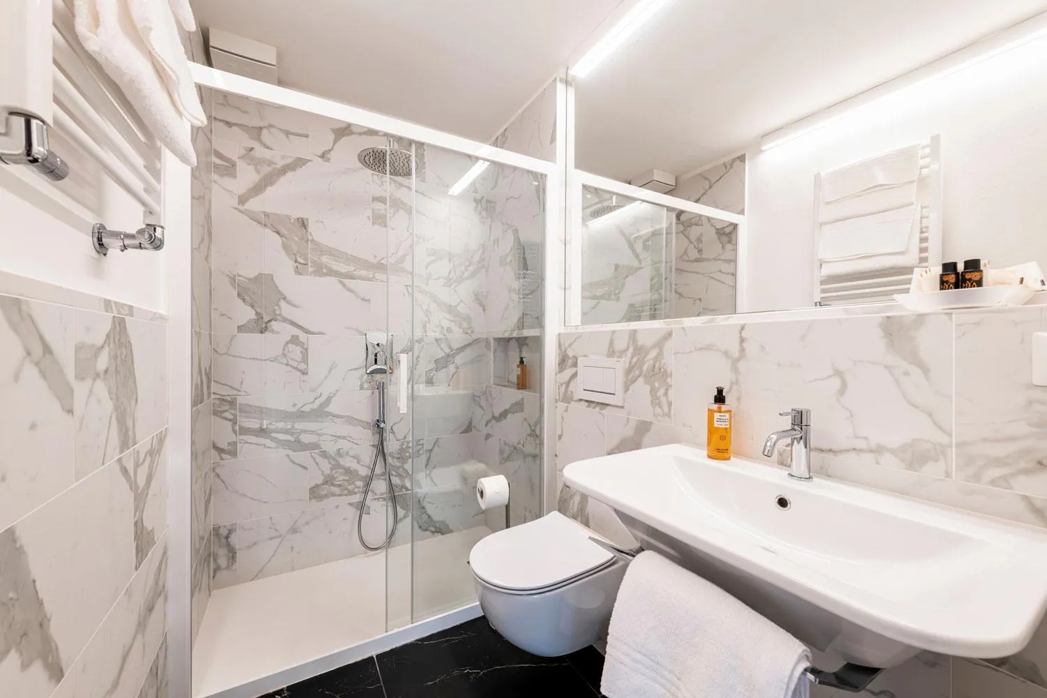 Bathroom in Hotel Miralago