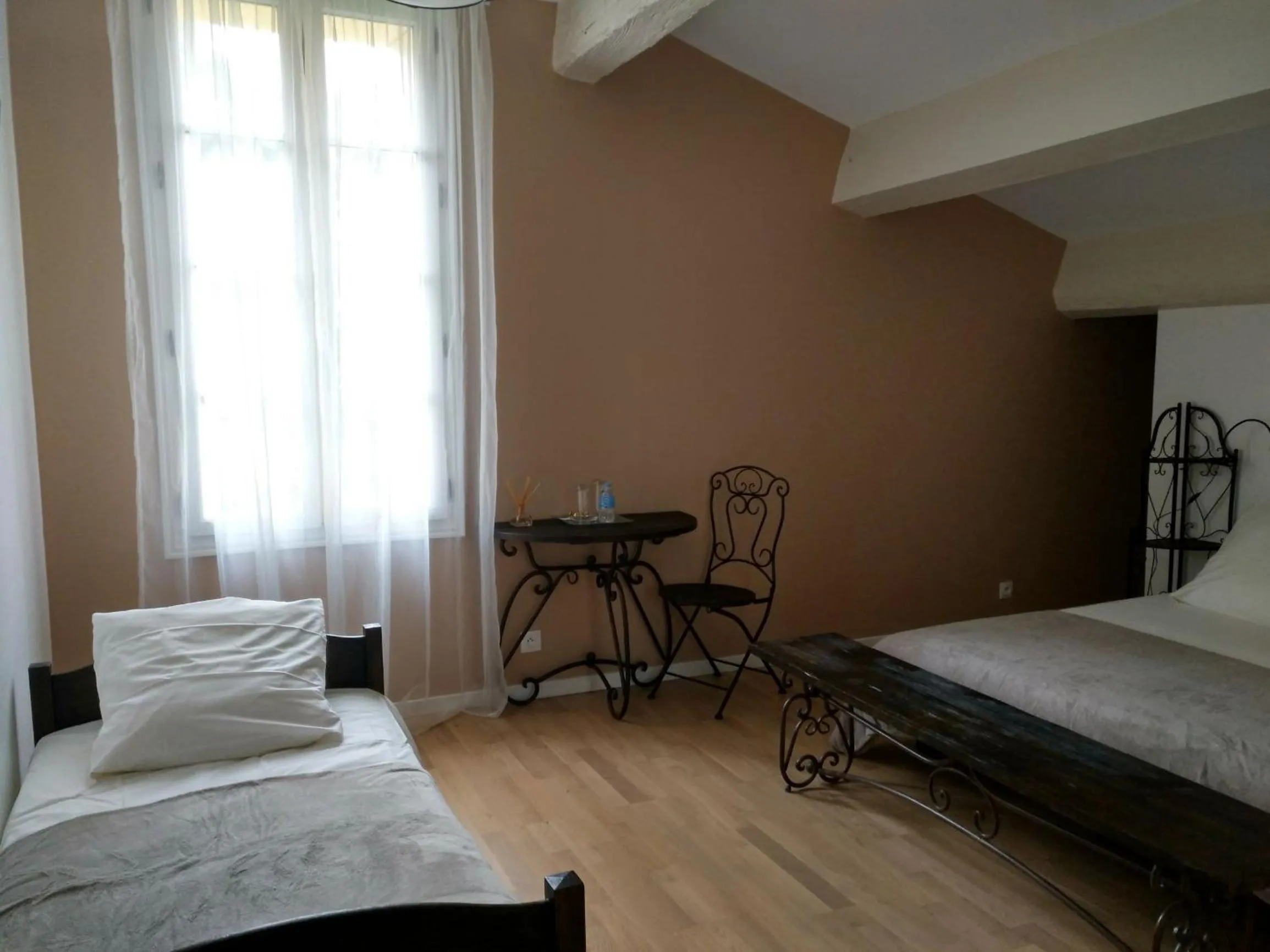 Bed in Le Clos du Théron, chambre d'hôte