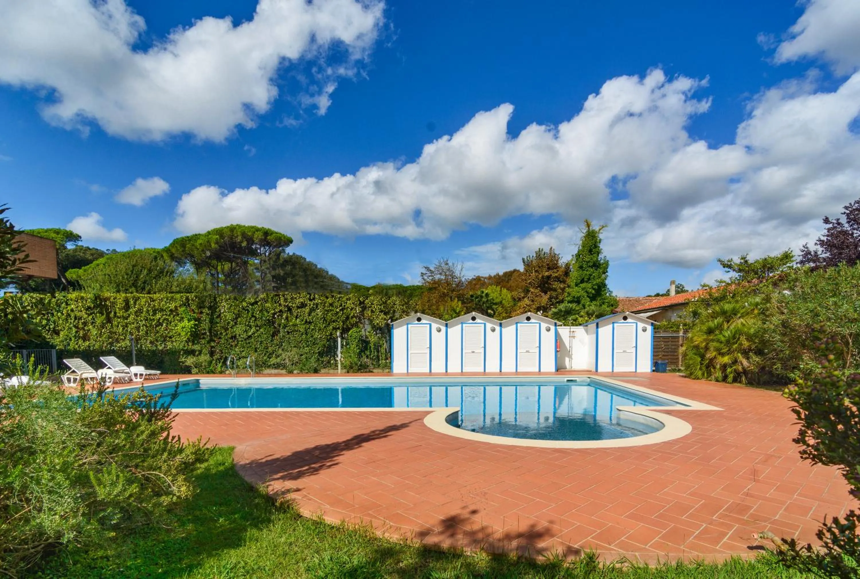 Swimming pool in Residence San Rossore